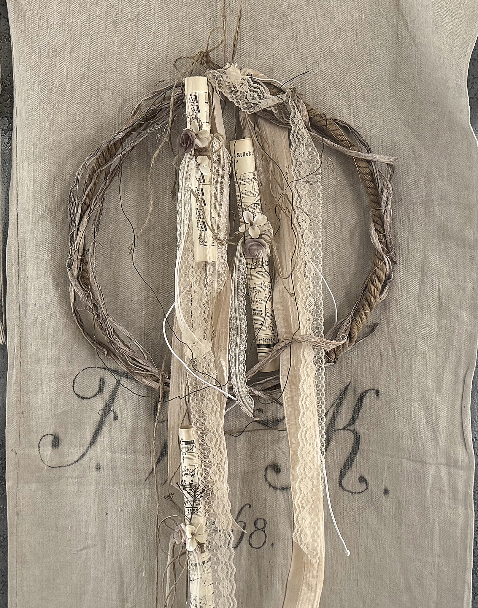 Großer Naturkranz mit alten Notenblättern – Nostalgie***