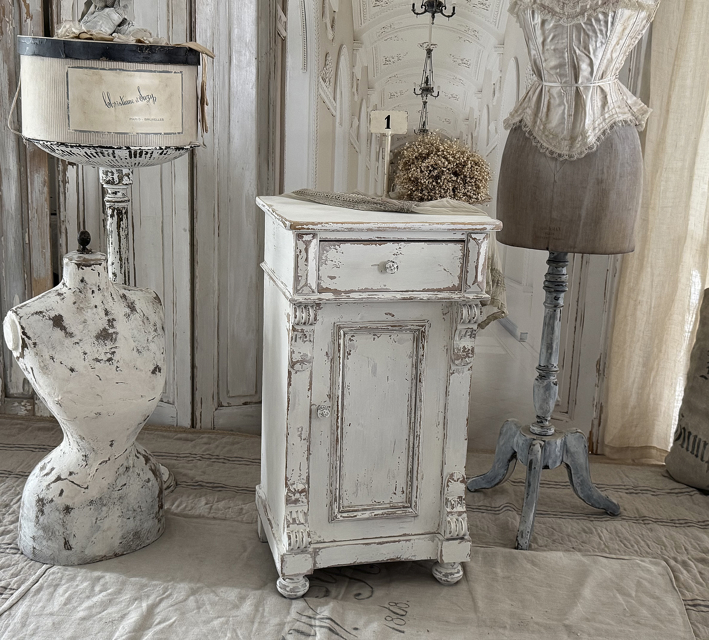 Reserviert! Antikes Beistellschränkchen Shabby-pur