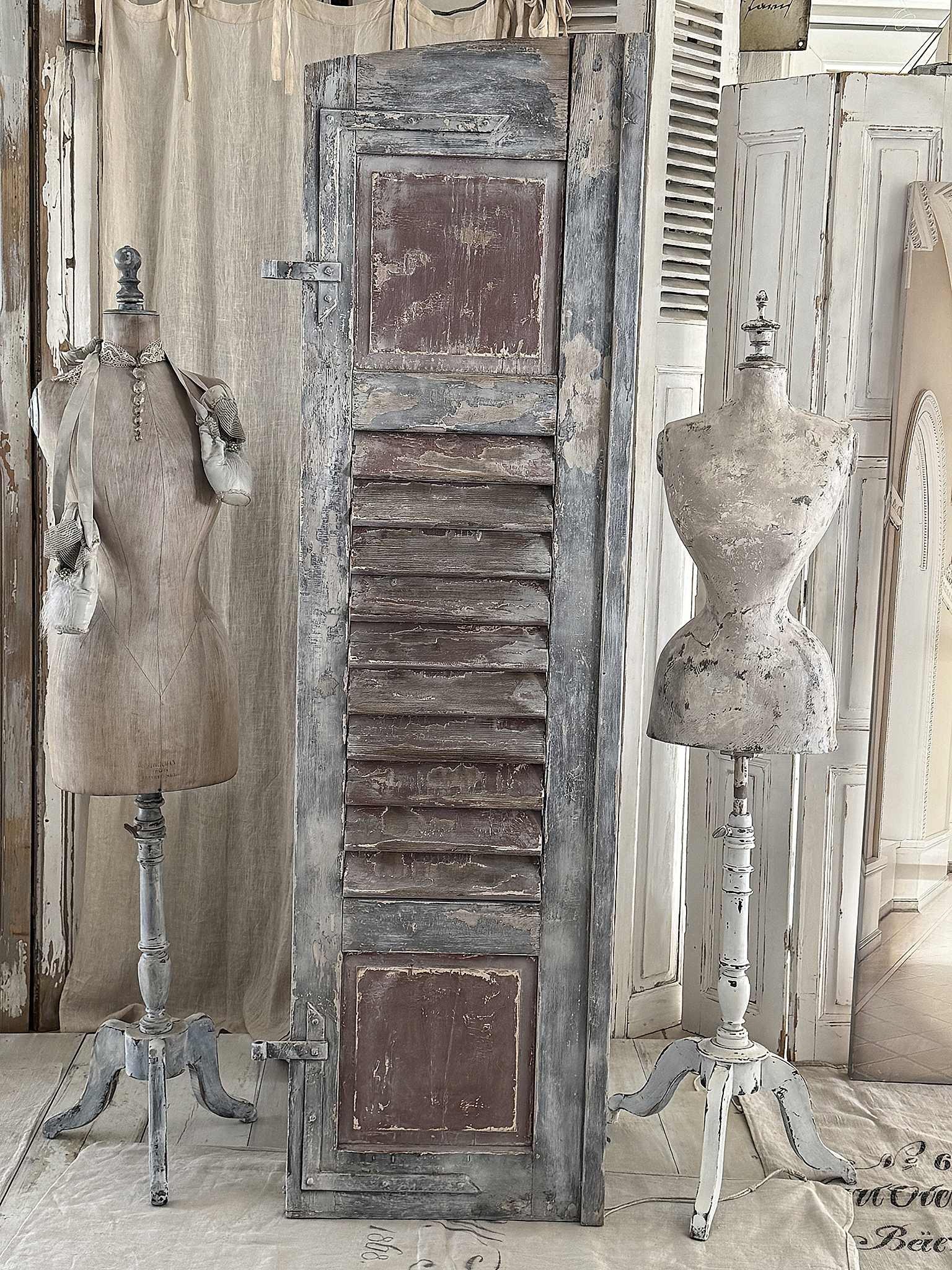 Großer antiker Fensterladen-Frankreich***