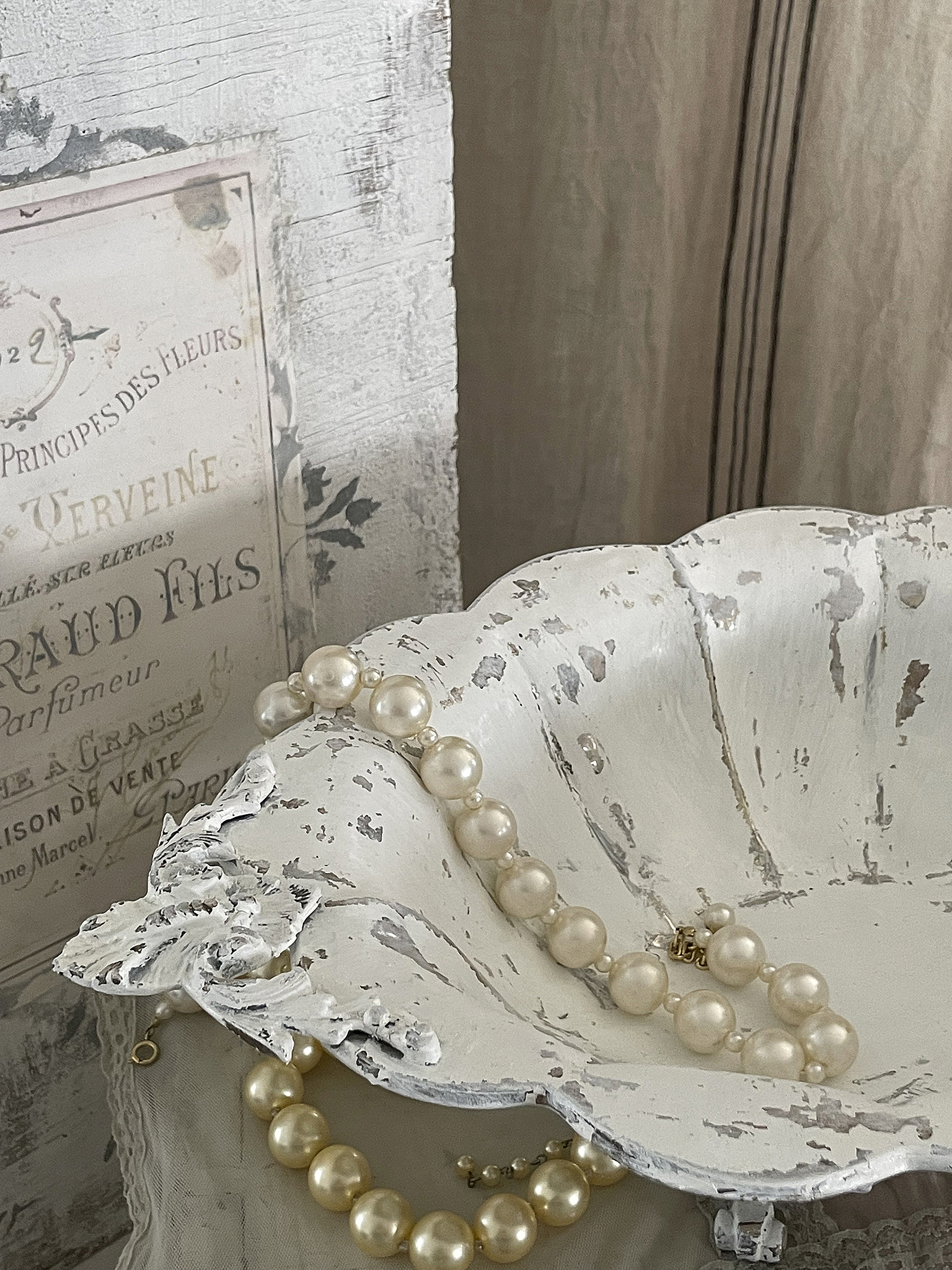 Elegante Perlenkette in antique Schale Schöne Perlenkette auf einer dekorativen, antiken Schale