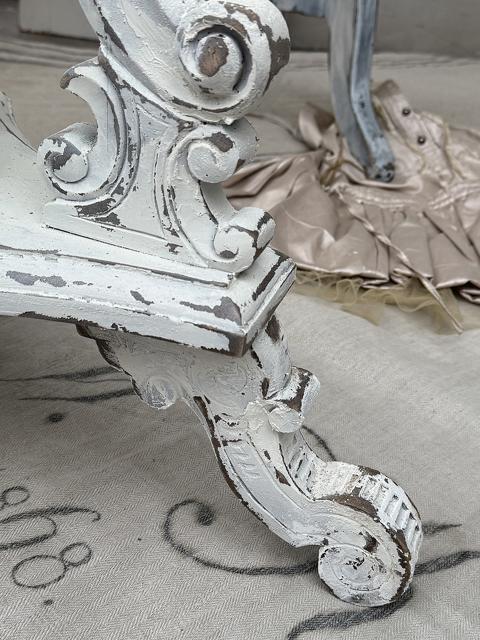 Detailaufnahme eines vintage Möbelstücks mit kunstvollem Fuß Close-up eines vintage Möbelstücks mit dekorativem Fußdesign