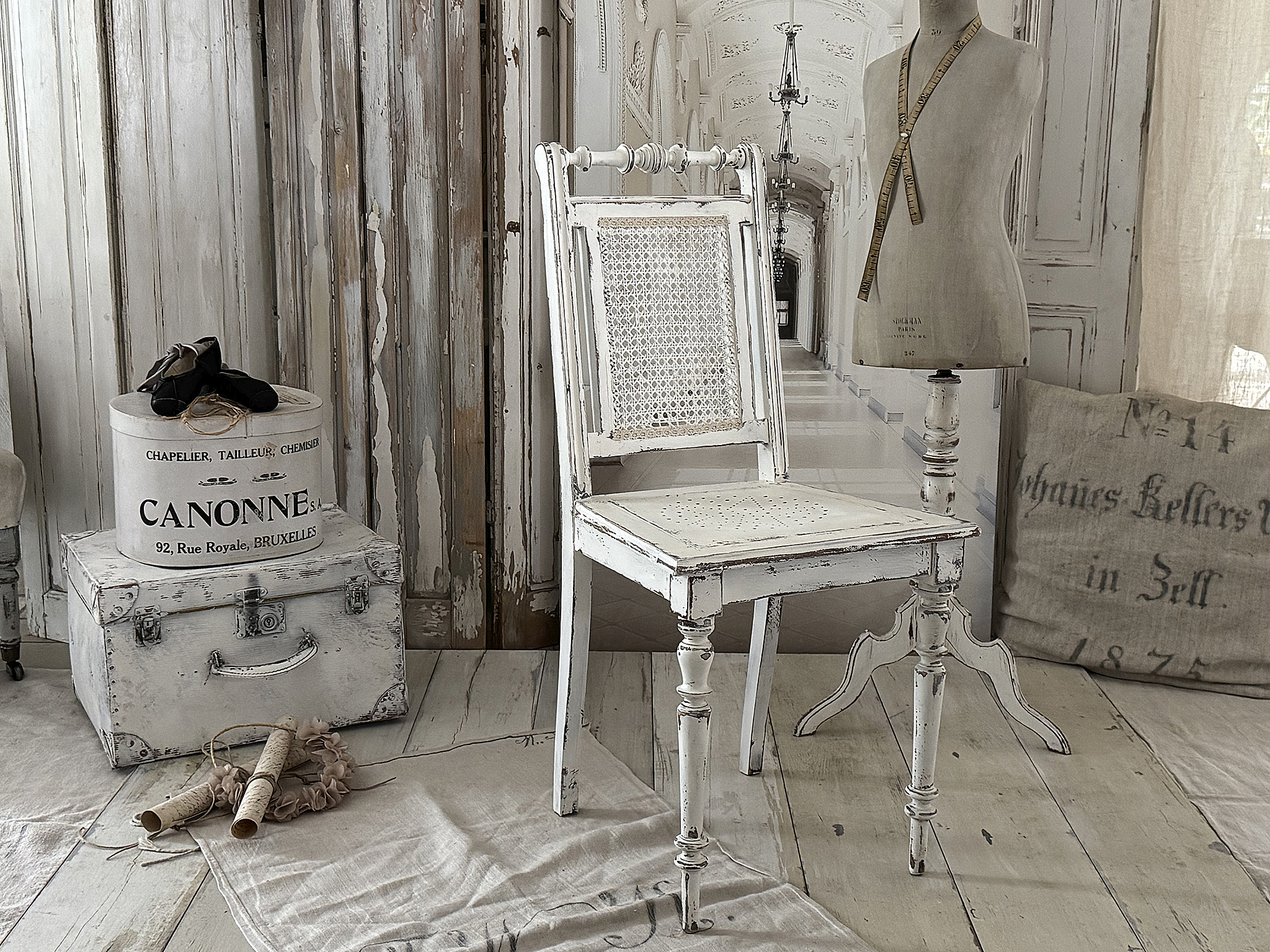 Antiker Gründerzeitstuhl im mattweißen Shabby-Kleid ***