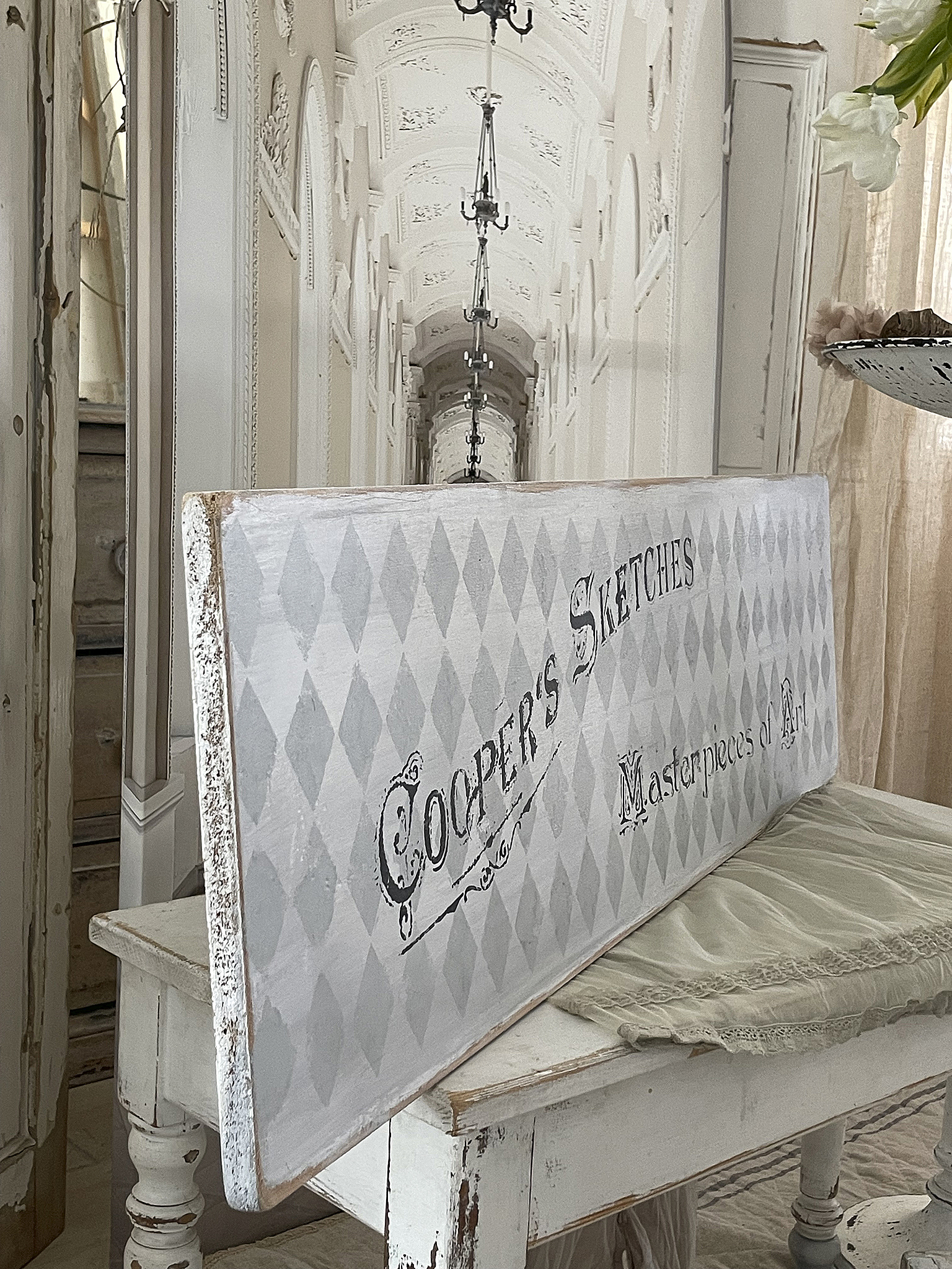 Coopers Sketche - Meisterwerke der Kunst Dekoratives Holzschild mit der Aufschrift Coopers Sketches in einer eleganten Umgebung