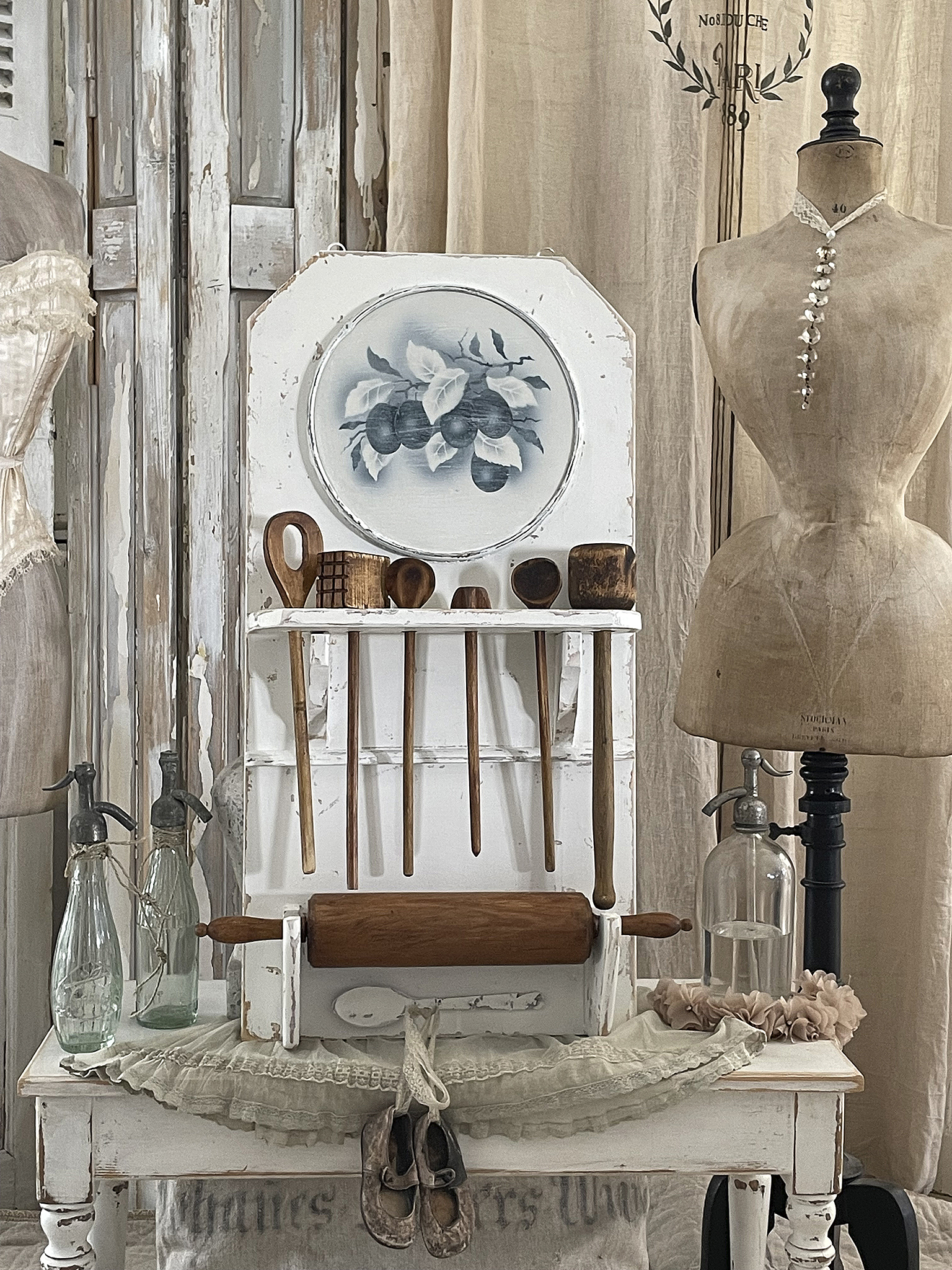 Dekorative Küchenutensilien im Vintage-Stil auf einem Tisch Vintage-Küchenregal mit Utensilien, Teigrolle und Deko-Elementen
