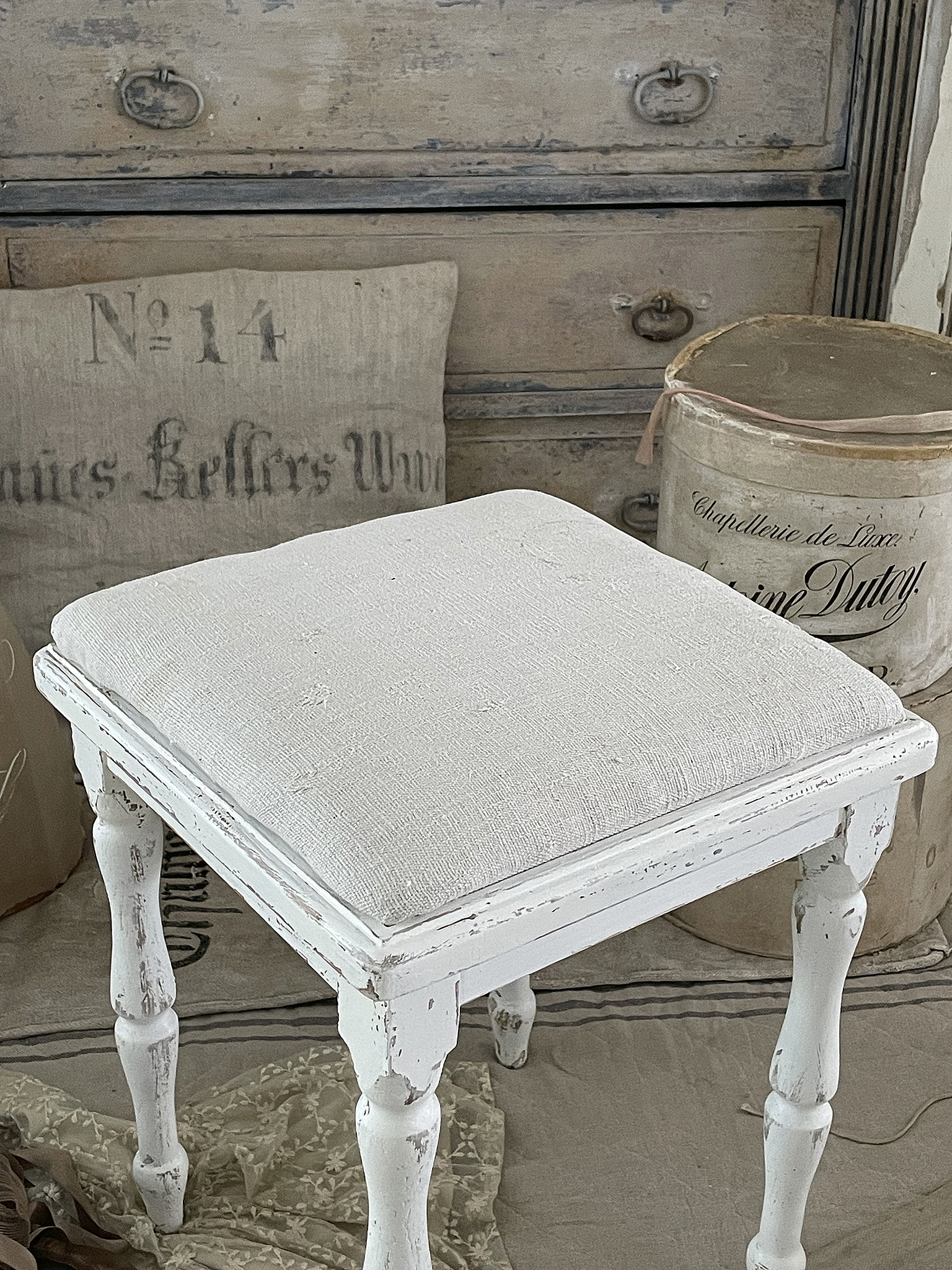 Holzhocker mit altem Leinen 1*** Holzhocker mit altem Leinen 1***