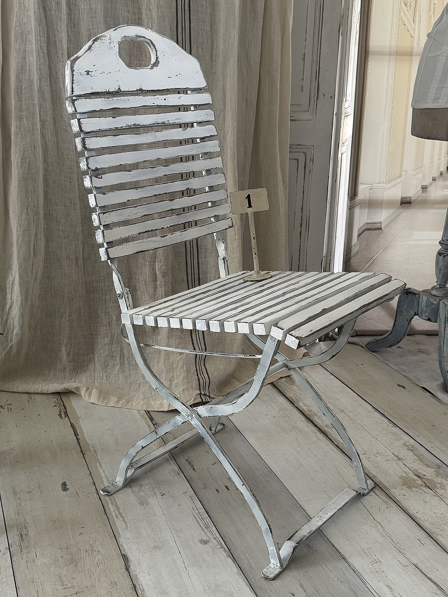Charmante ältere Gartenstühle im mattweißen Shabby-Chic***