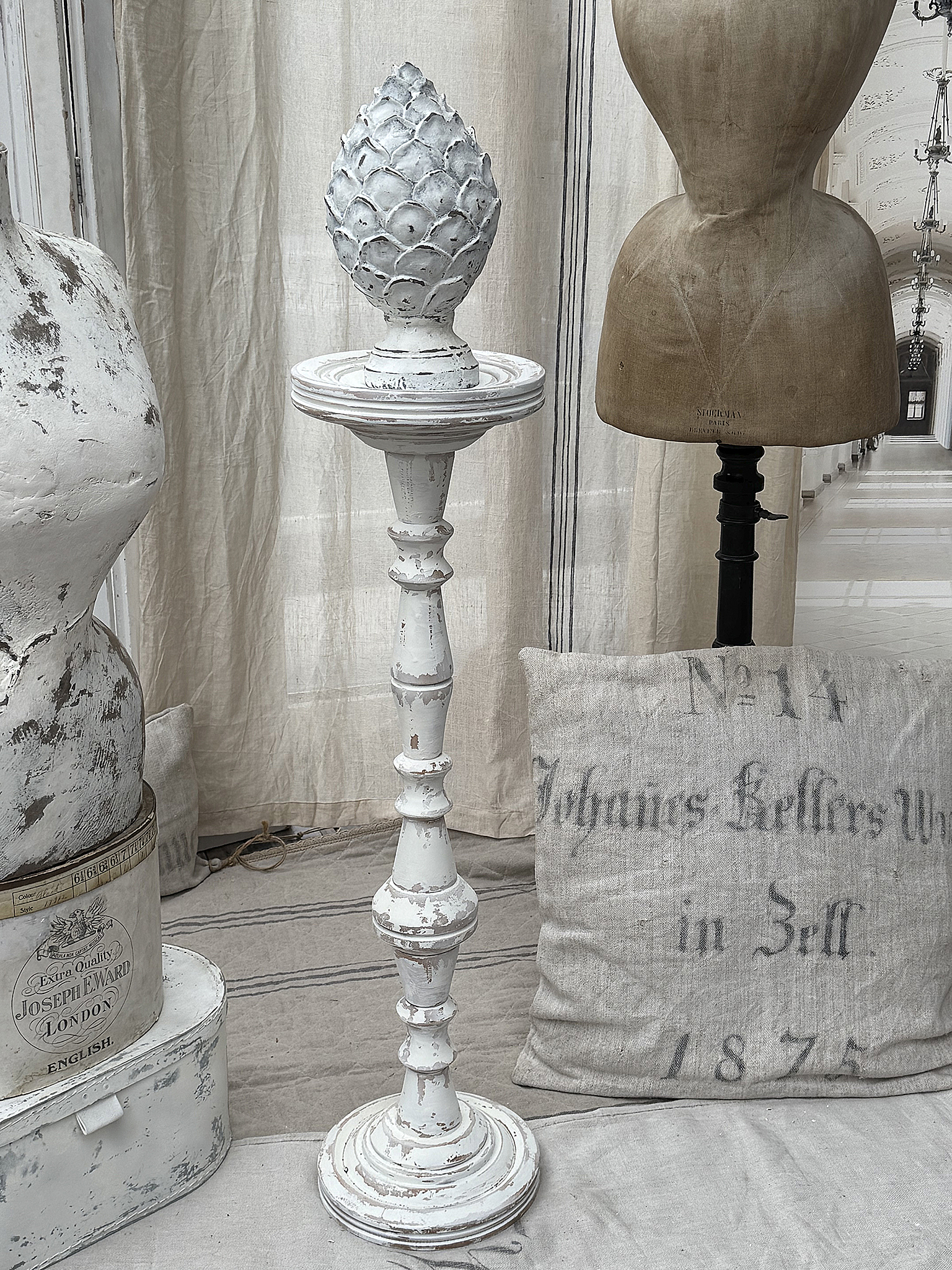 Alte französische Holzsäule – Charmantes Stück im weißen Shabby-Look***