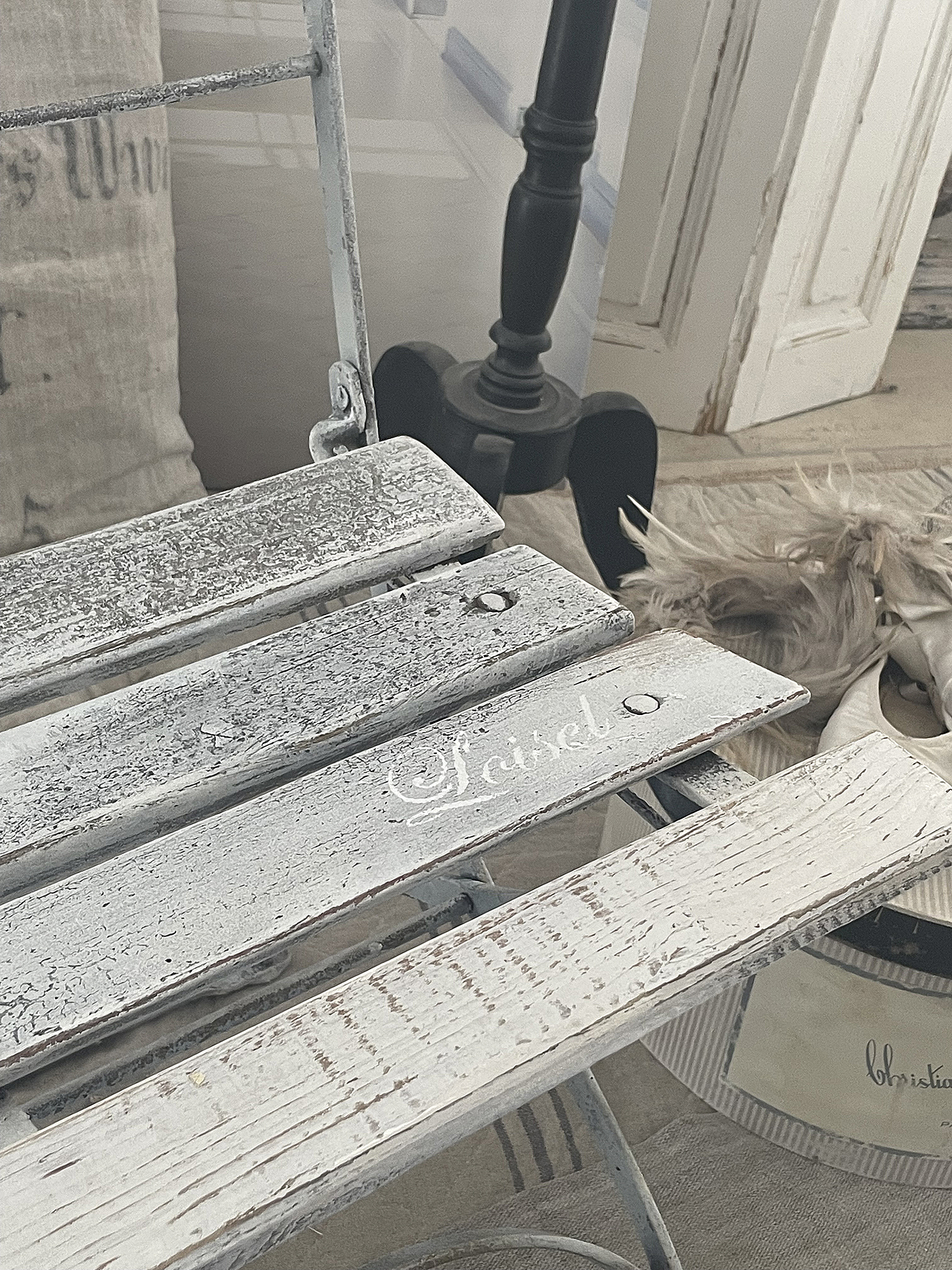 Vintage Holzstuhl mit Schriftzug "Laisel" für nostalgische Wohnräume Detailaufnahme eines gebrauchten Holzstuhls mit dem Schriftzug "Laisel" in einem stilvollen Innendesign