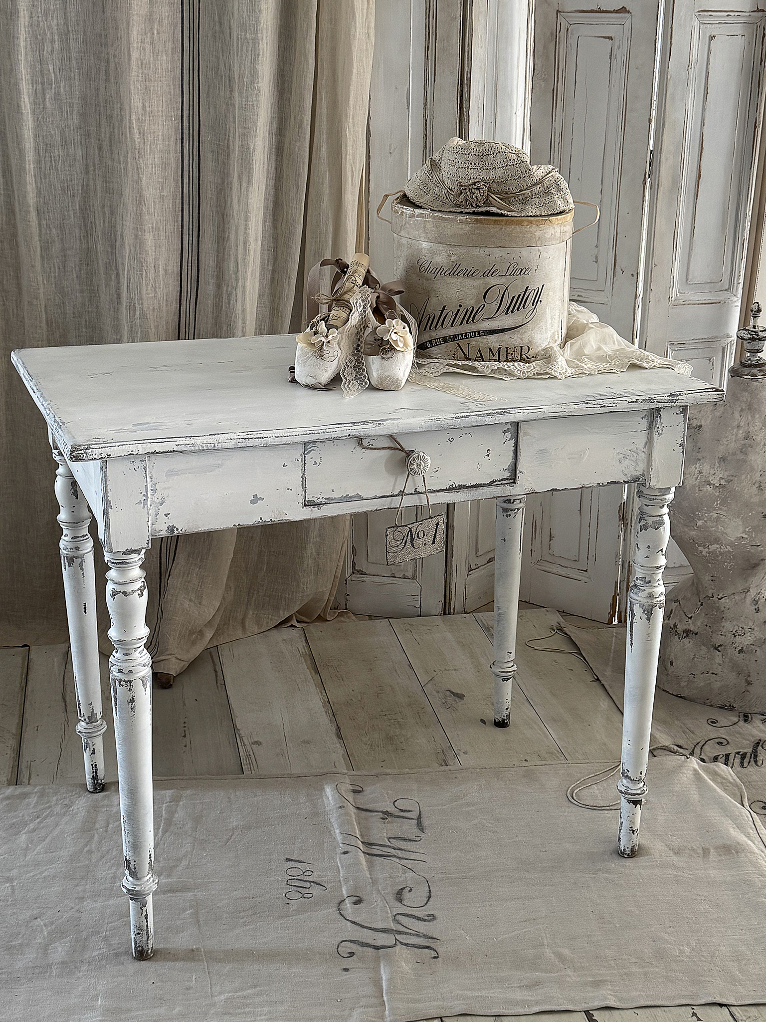 Alter kleiner Esstisch im Shabbykleid***