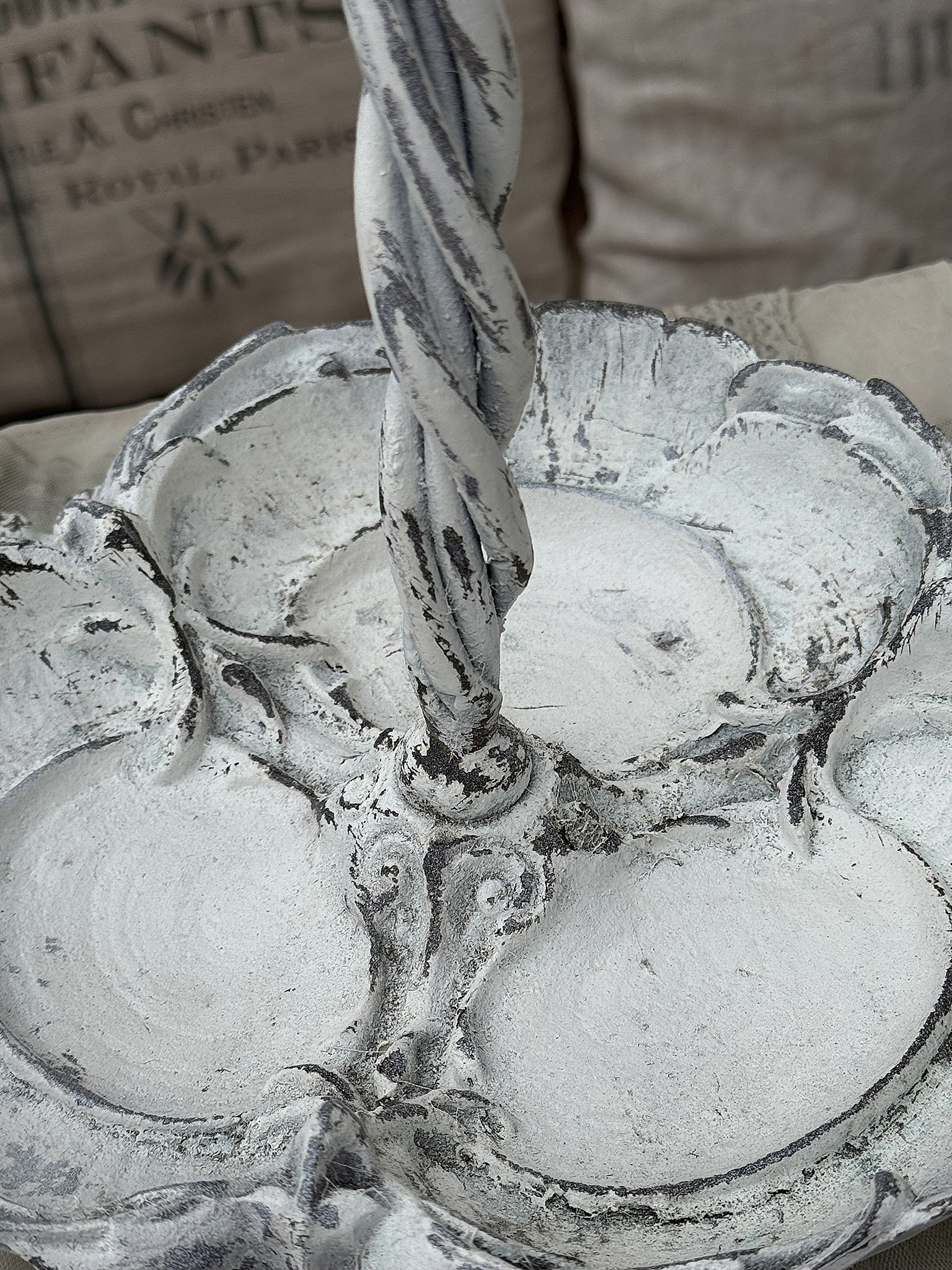 Dekorativer Obstständer in Vintage-Optik Nahaufnahme eines dekorativen Obstständers in Vintage-Optik mit elegantem Griff.