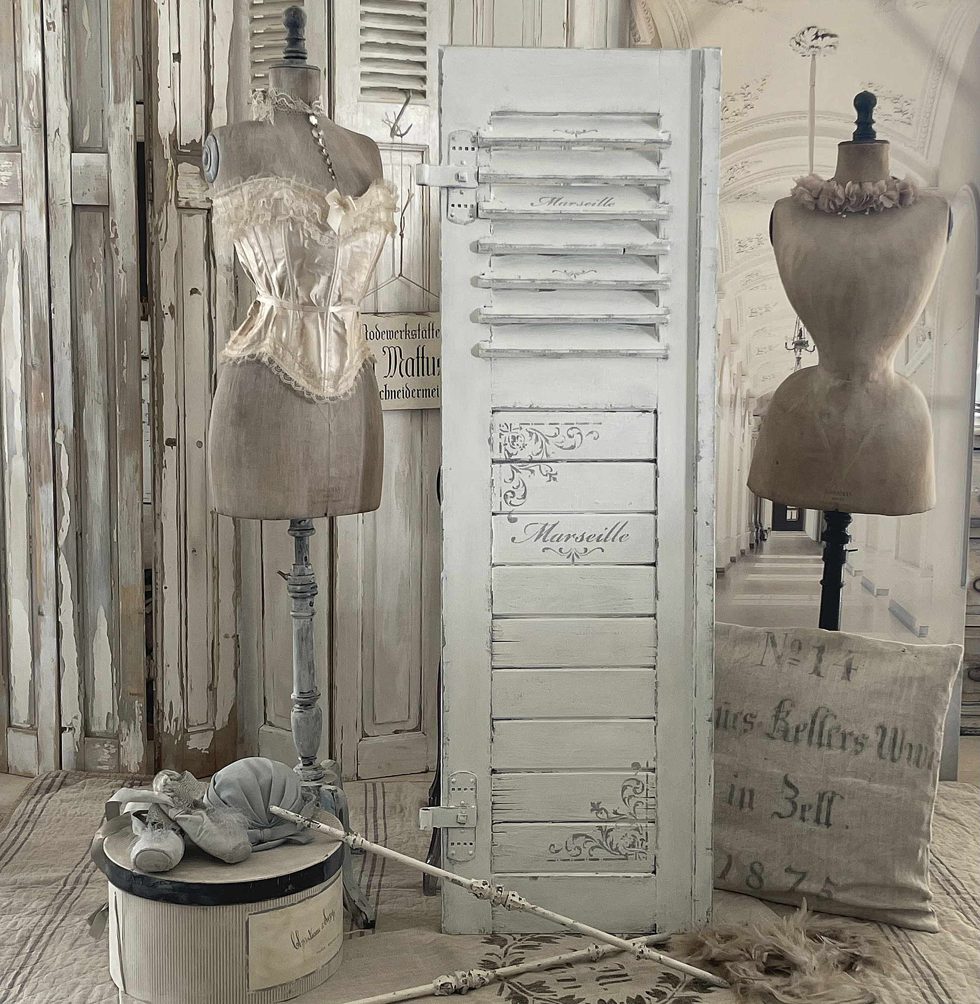 Vintage Mode mit korsettähnlichem Oberteil und Dekoration Ein Bild von einem eleganten Vintage-Korsett auf einem Schneiderpuppen, umgeben von antiken Möbelstücken und Dekoration.