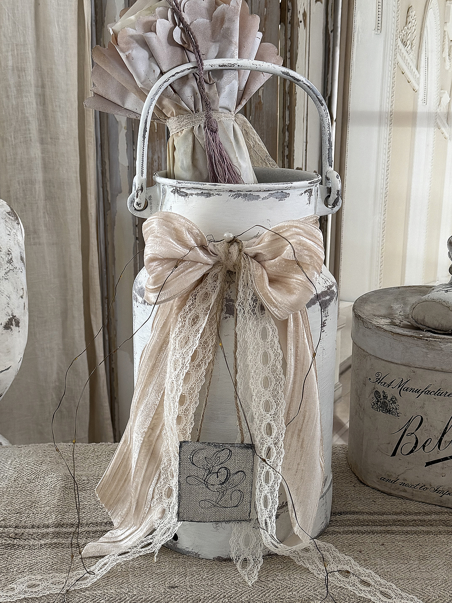 Alte Milchkanne im Vintage-Kleid***