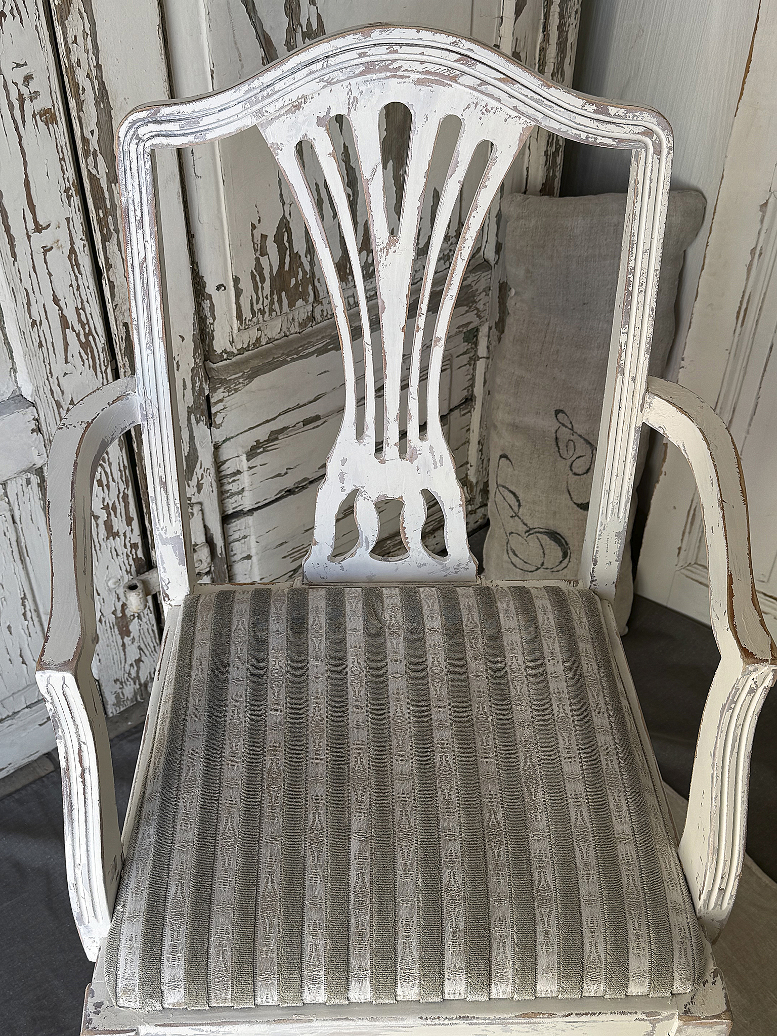 Wunderschöner alter Armlehnstuhl mit Sitzpolster