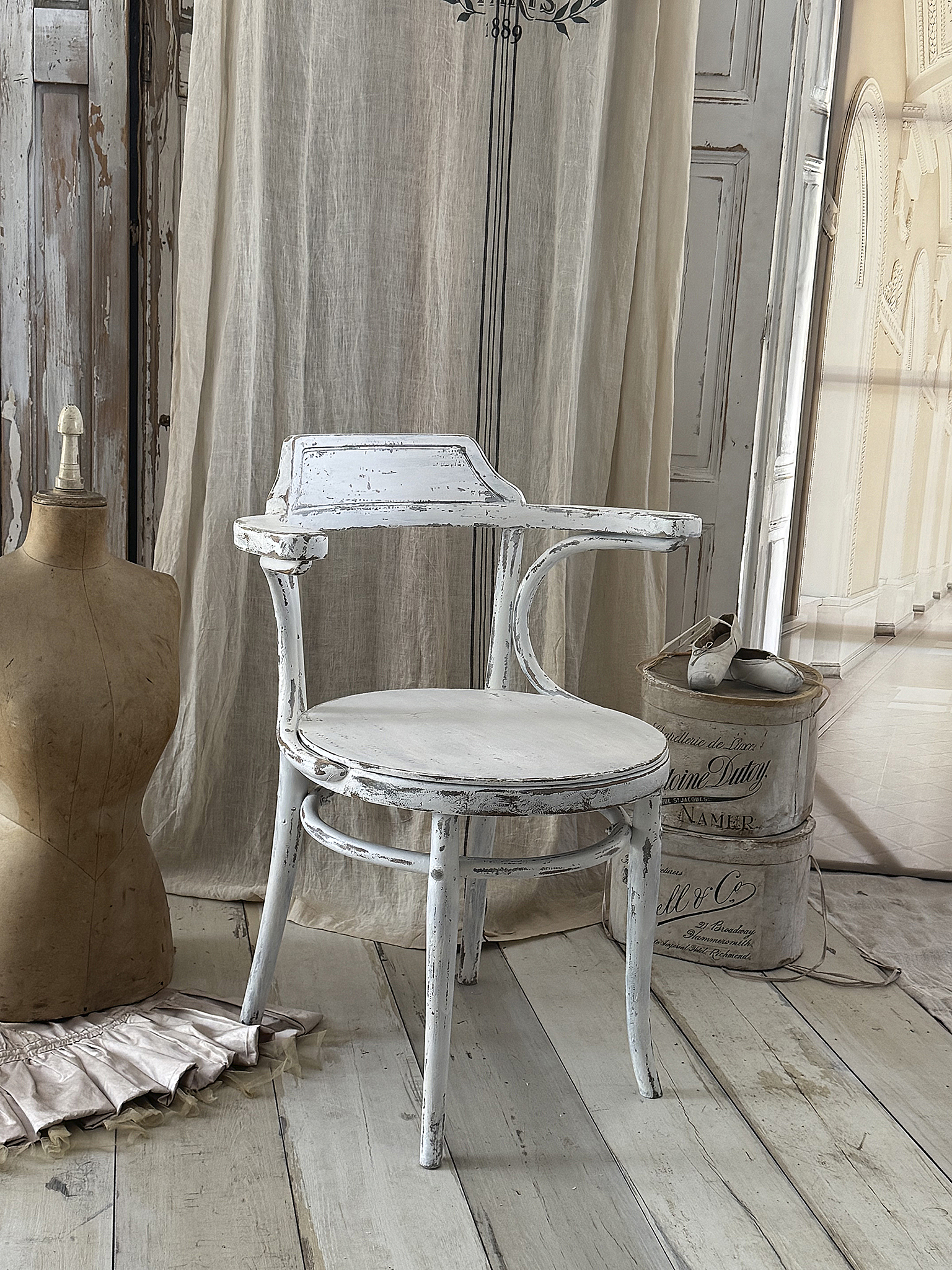  Antiker Thonet Armstuhl aus Buchholz – zeitlose Eleganz im Shabby-Look***