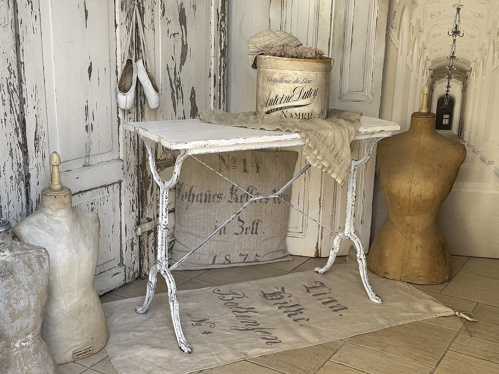 Alter Beistell- bzw. Konsolentisch im Shabby-Kleid***