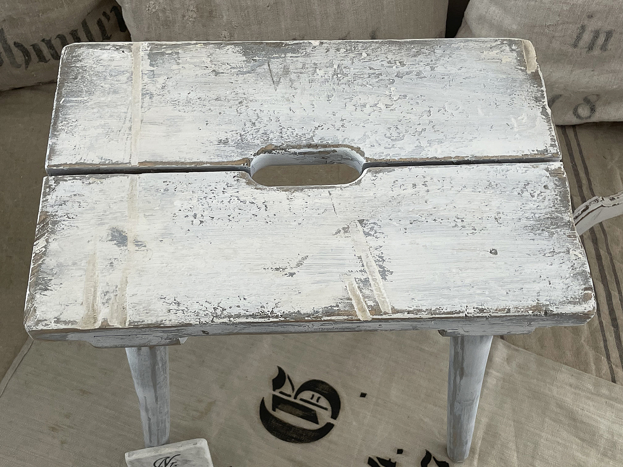 Alter robuster Shabby-Hocker 1