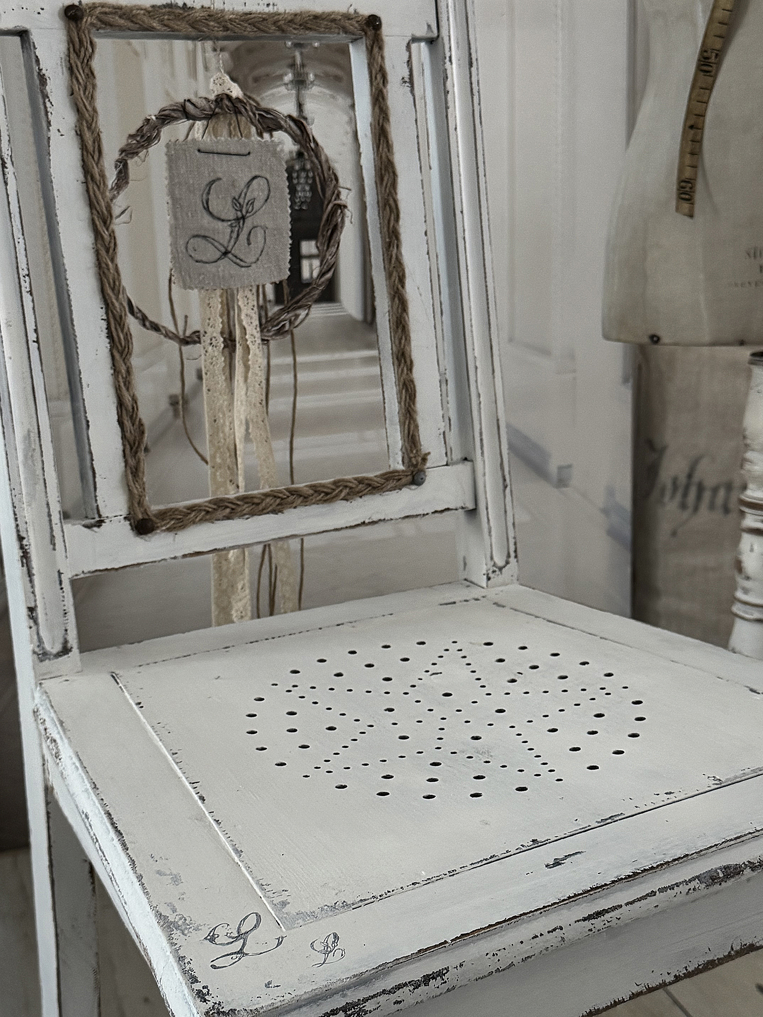 Antiker Gründerzeitstuhl im mattweißen Shabby-Kleid *** Antiker Gründerzeitstuhl im mattweißen Shabby-Kleid ***