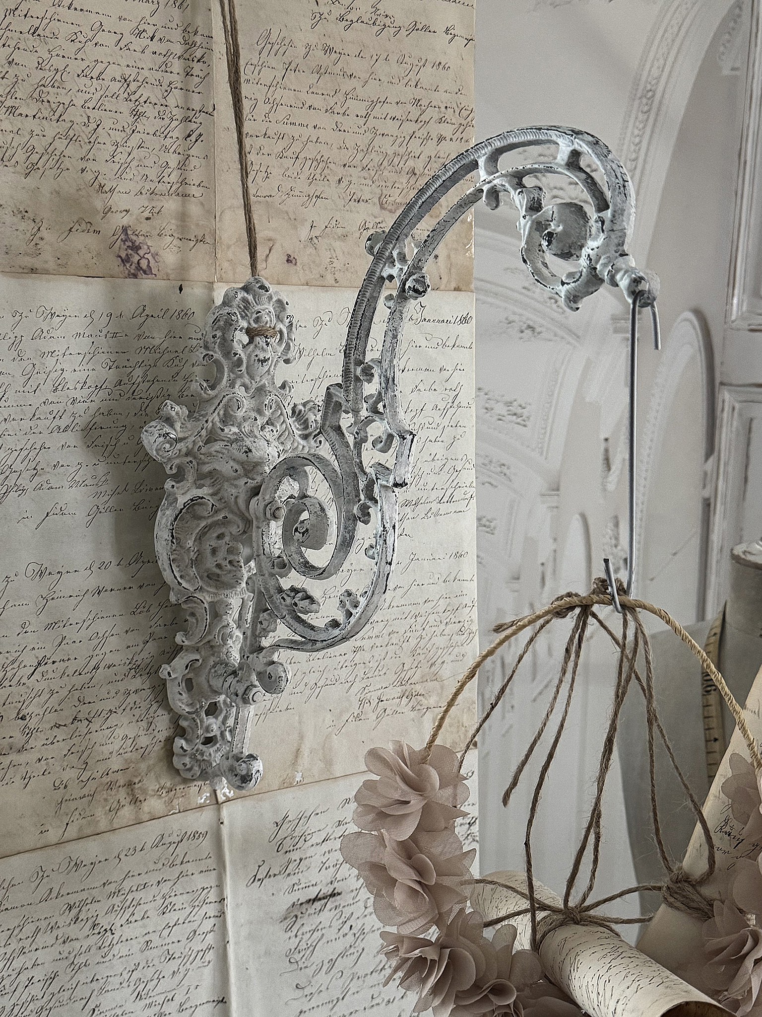  Alter Metallausleger im weißen Shabby-Kleid ***
