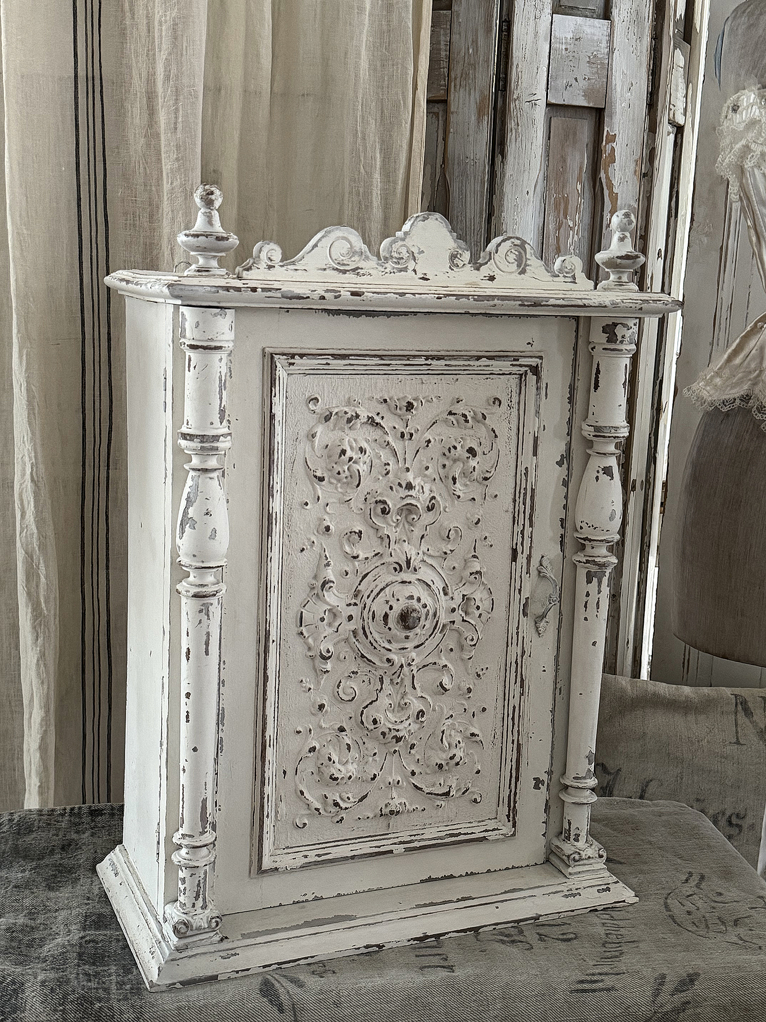 Reizender antiker Shabby-Beistellschrank***