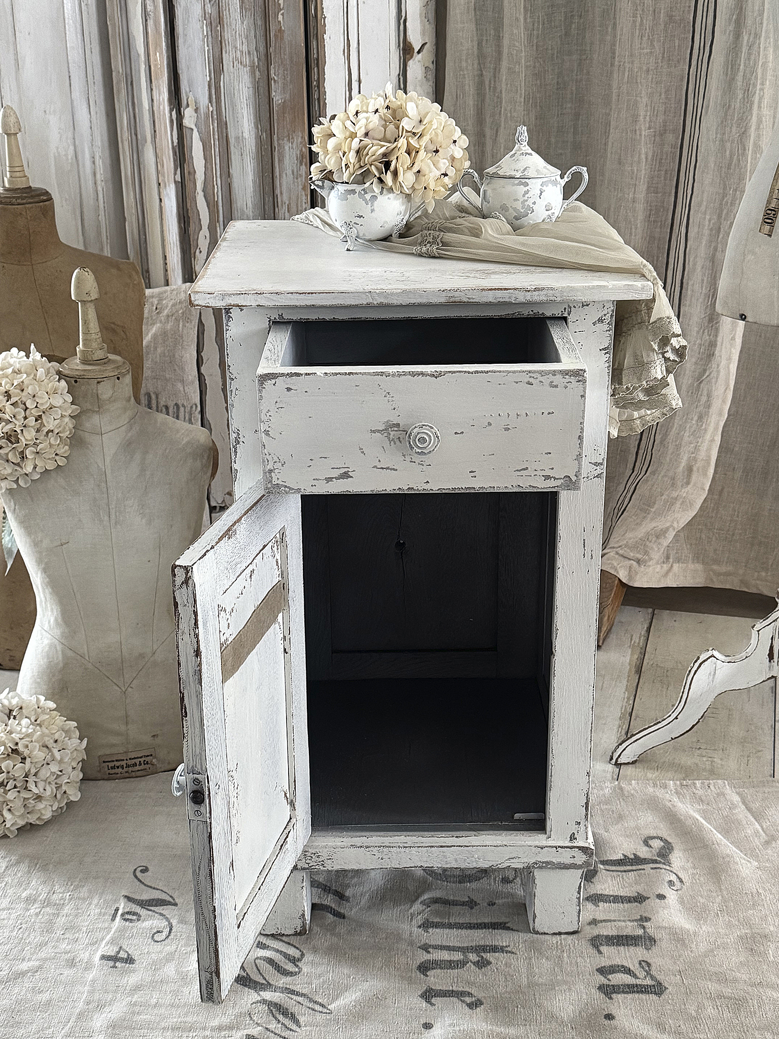 Altes Shabby-Schränkchen „Madame Ligness“***