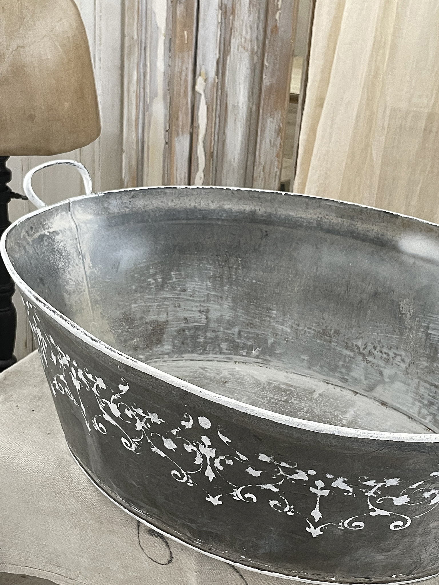 Dekorative Zinkwanne mit filigranem Muster Zinkwanne mit verziertem Rand, ideal für Deko oder Pflanzen