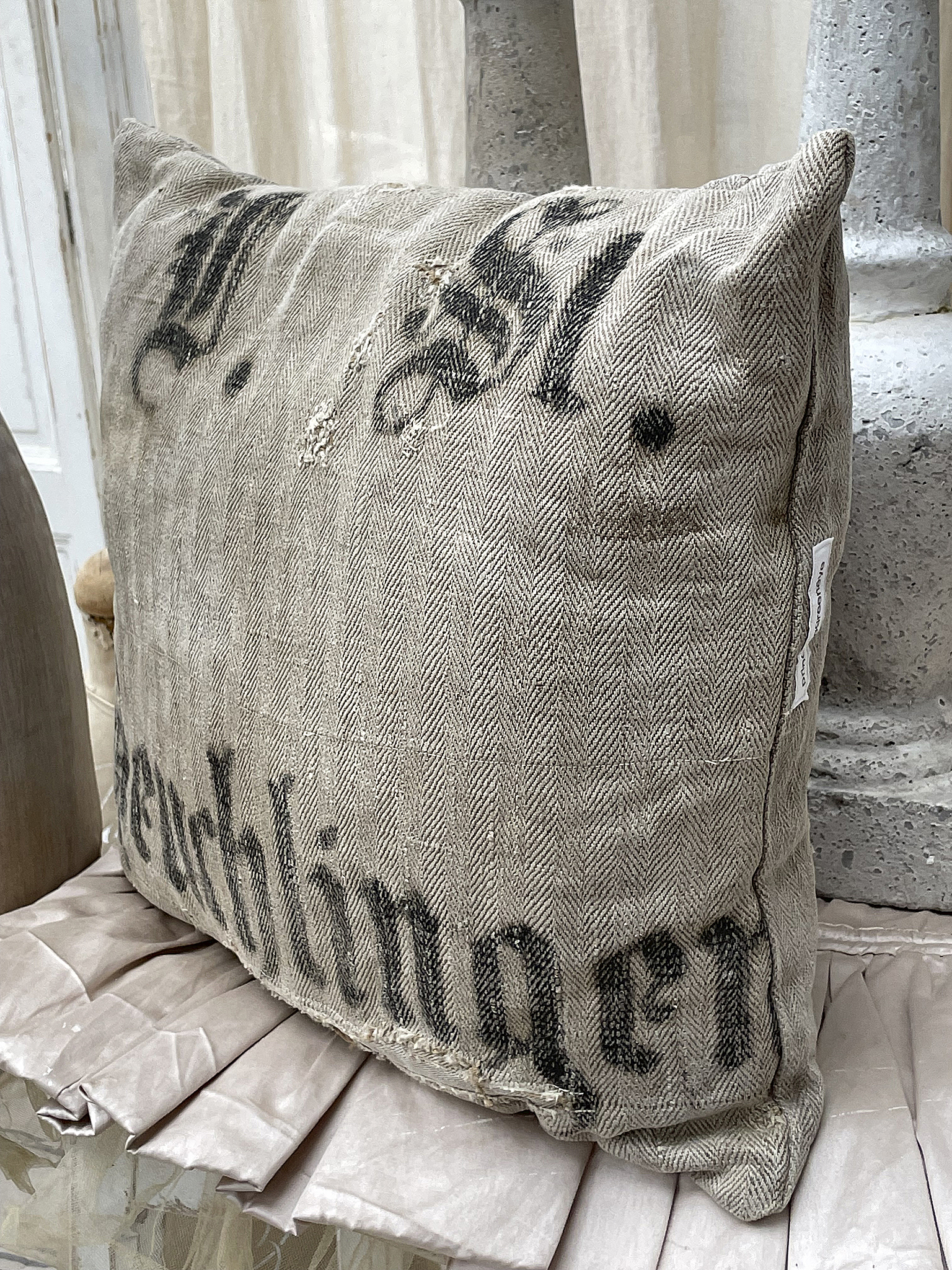 Brauner Dekokissenbezug mit Vintage-Muster Vintage Dekokissen aus Leinen mit historischen Schriftzügen
