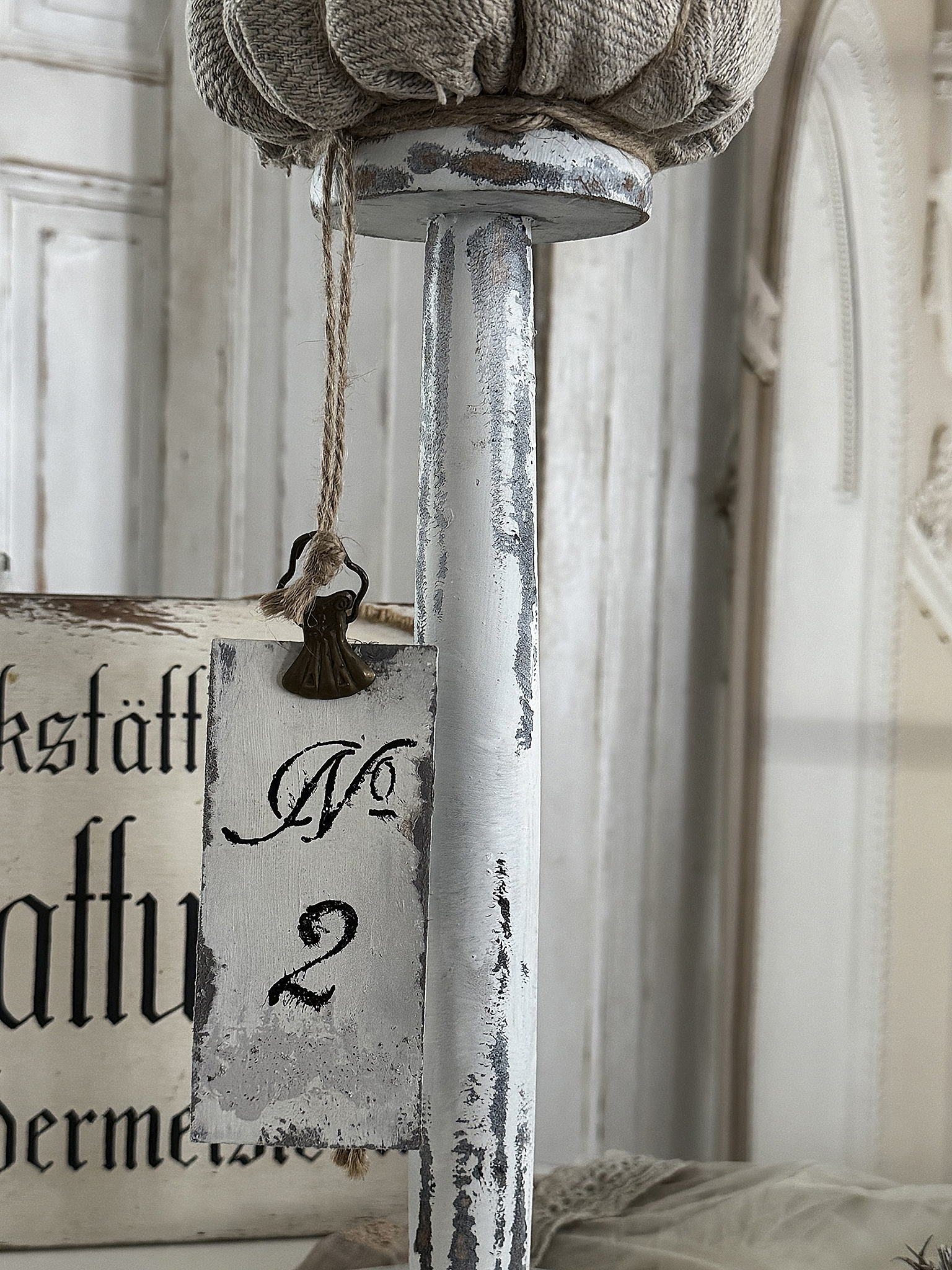  Alter, charmanter Hutständer im weißen Shabby-Kleid***