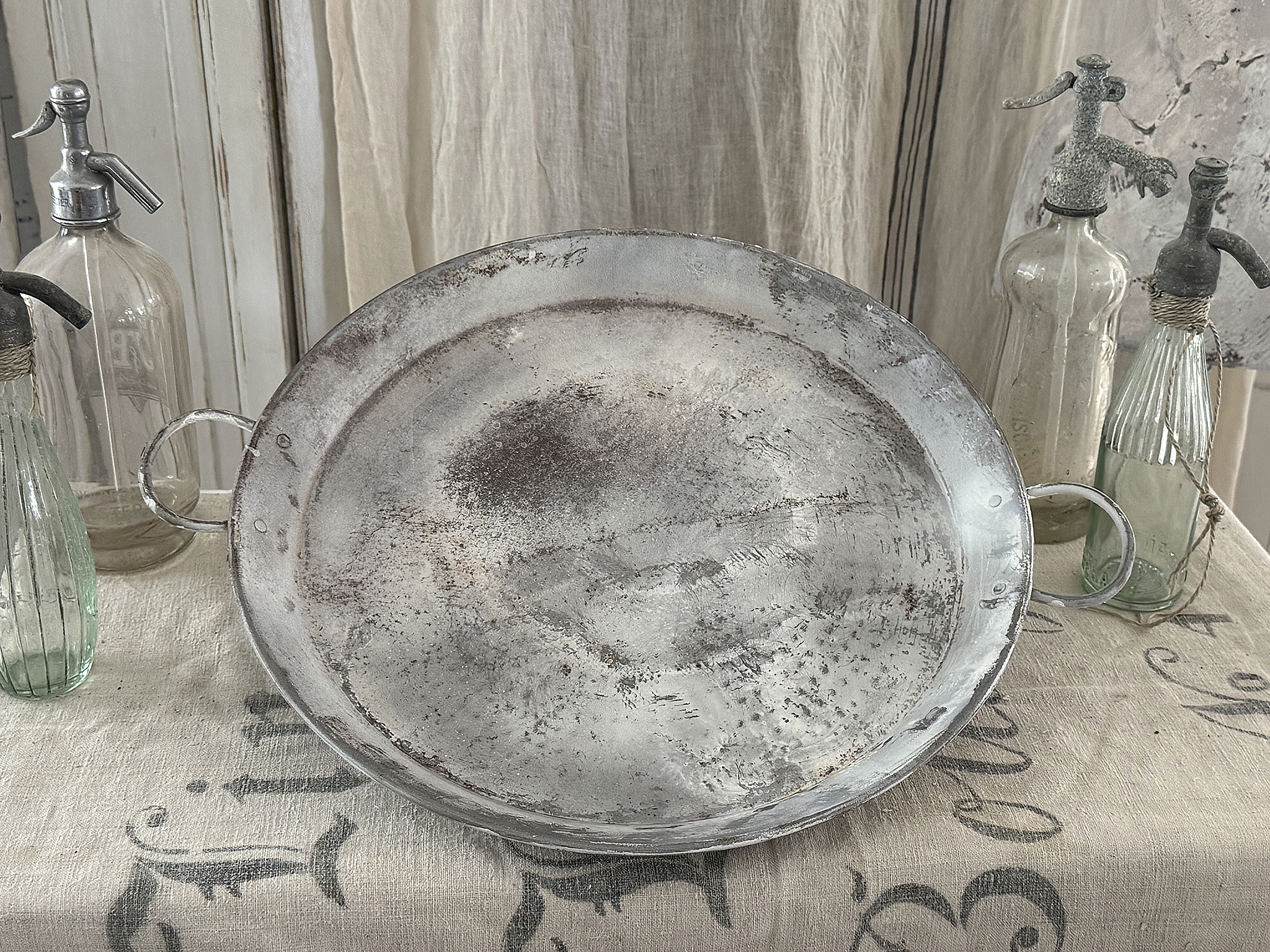 Große alte Metallschale mit Griffen – französischer Vintage-Charme***