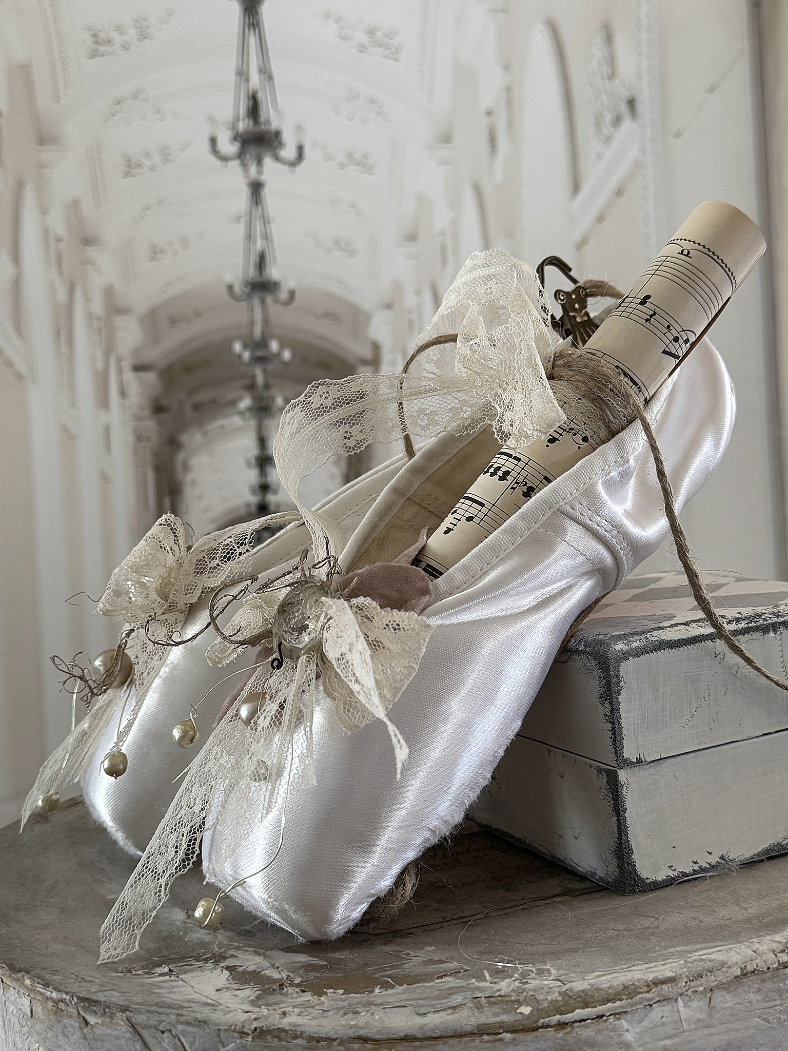 Weiße Spitzen-Ballettschuhe mit Notenblatt-Perlenglanz***