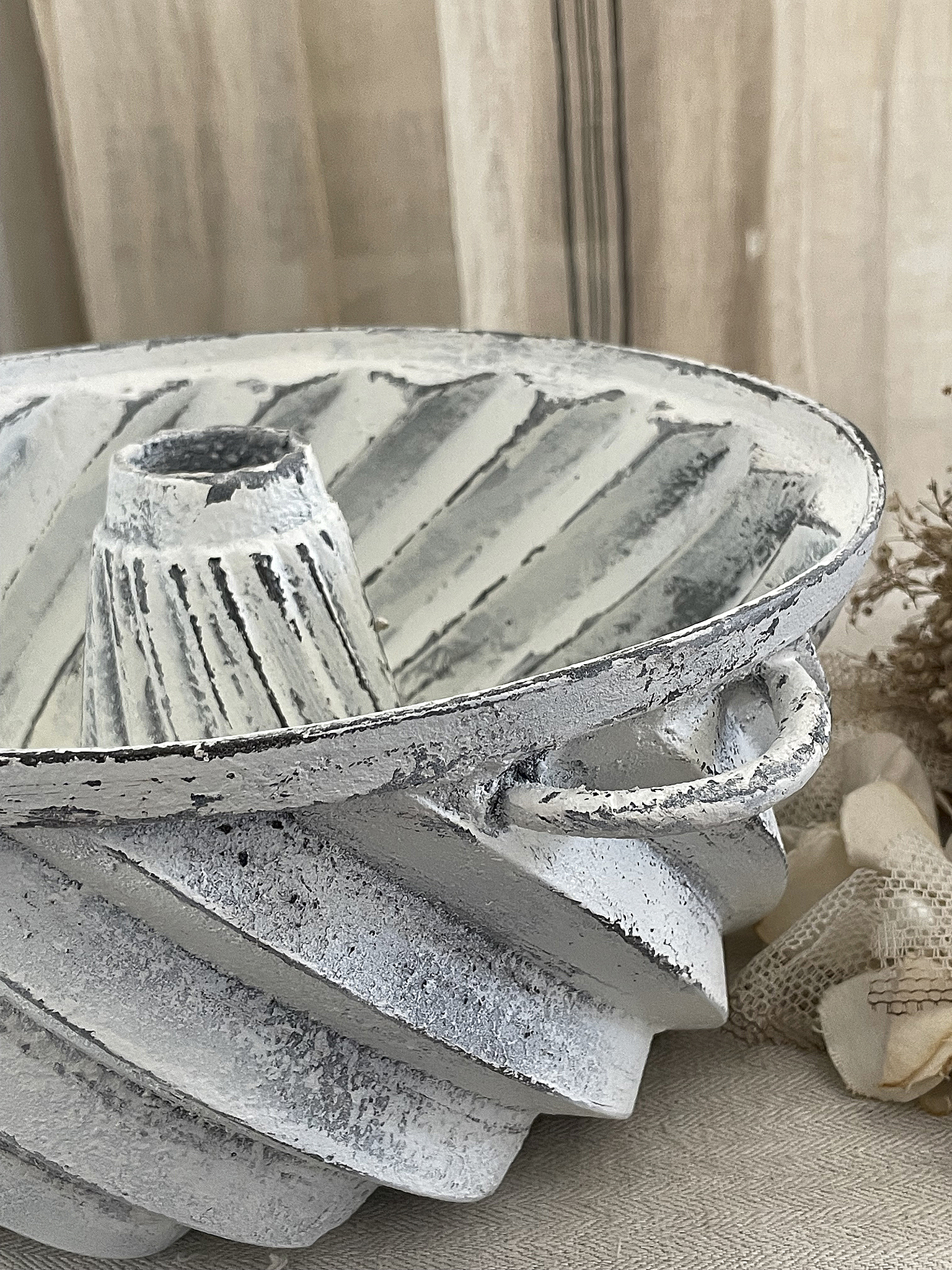 Schöne dekorative Schale aus Keramik mit einem stilvollen Design Keramische Schale in spiraligem Design, handgefertigt und rustikal gefärbt