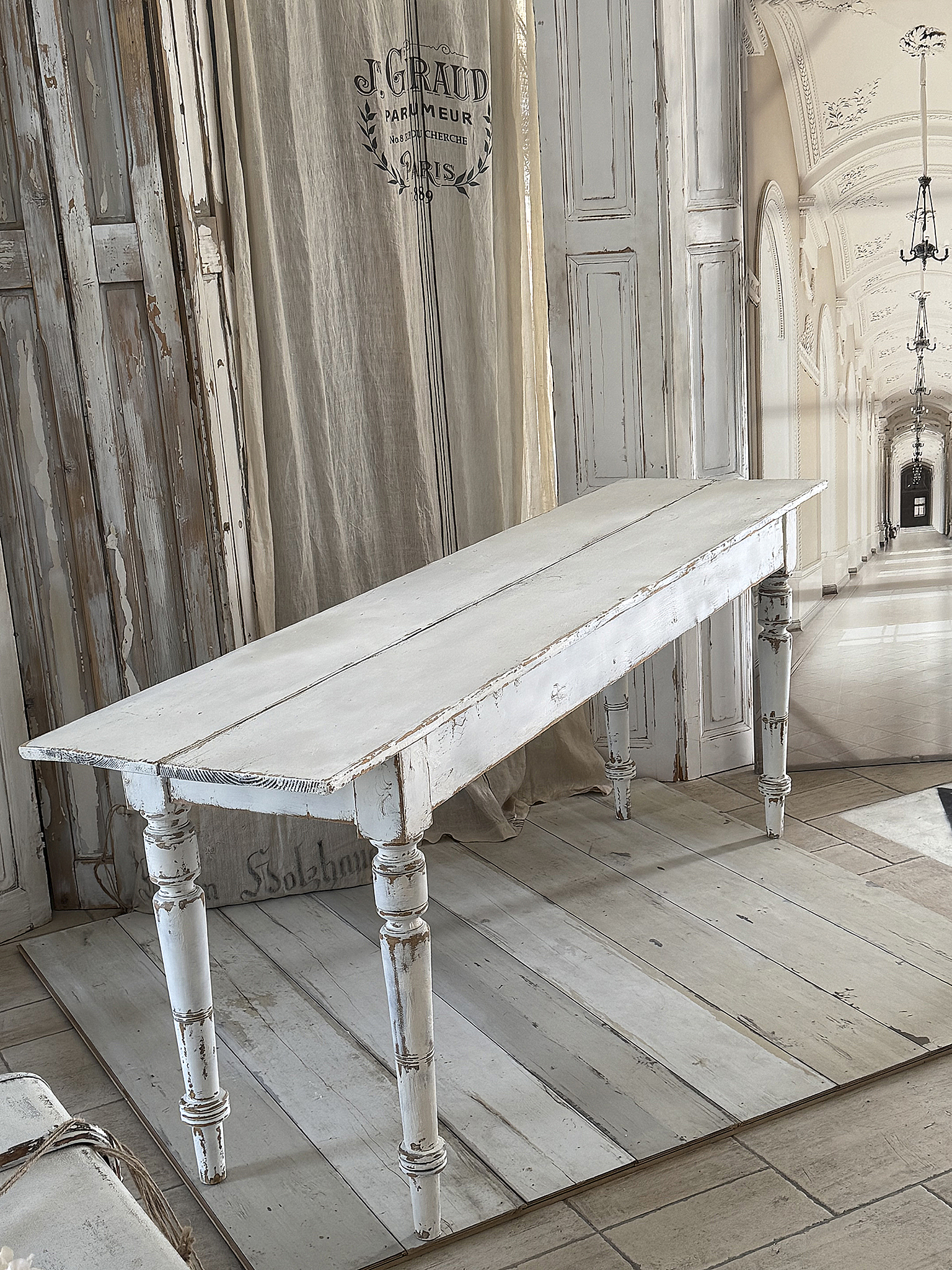 Antiker Wirtshaustisch im Shabby-Chic***