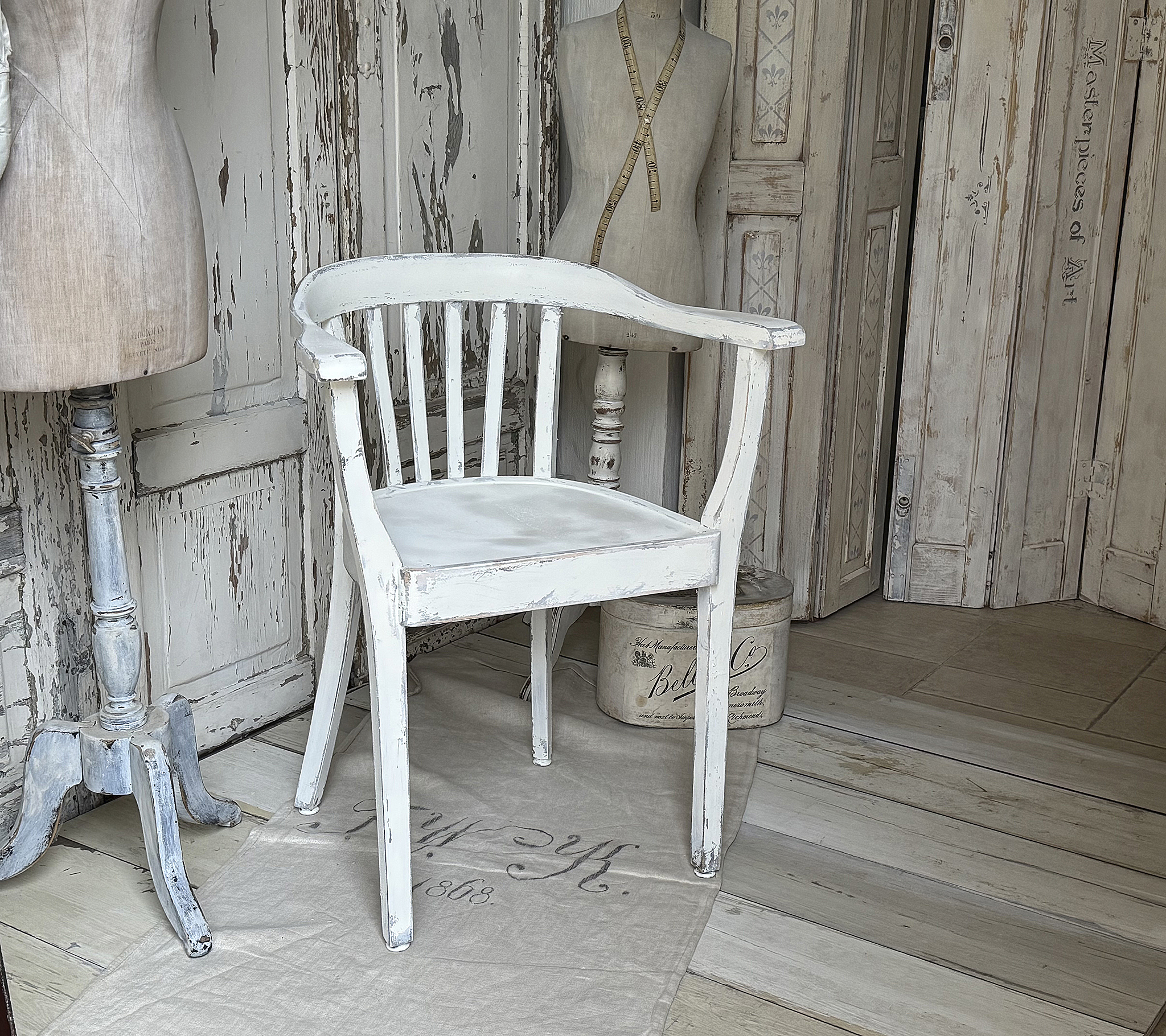 Alter Armlehnenstuhl Bauhaus im weißen Shabbykleid***