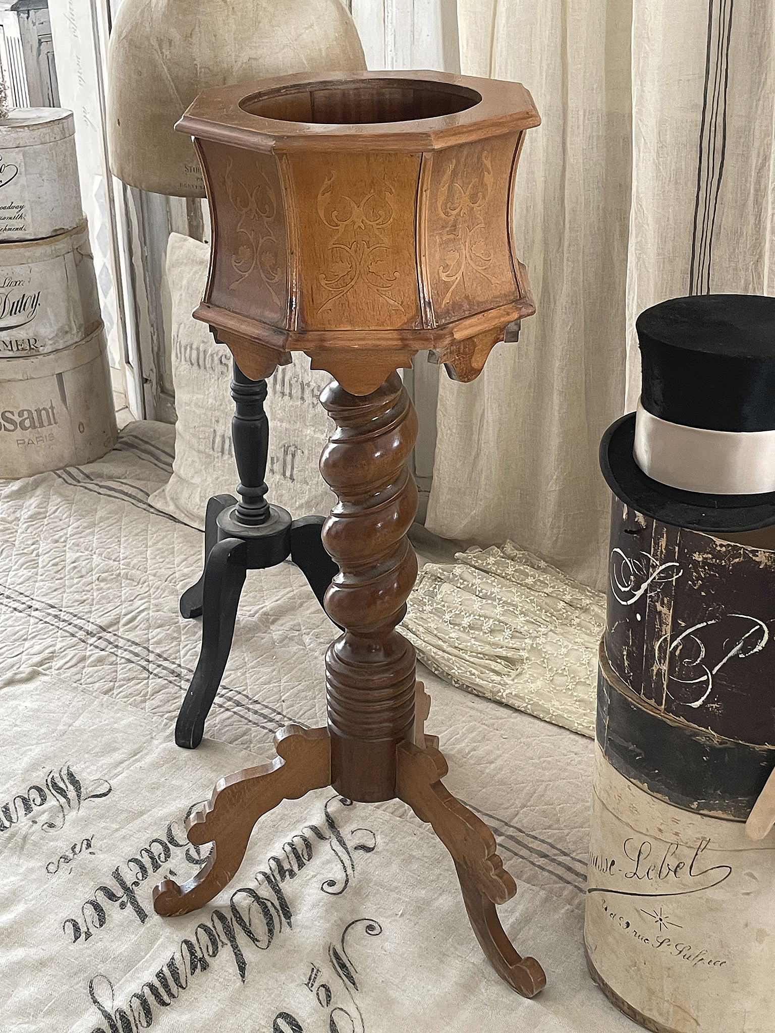 Eleganter Holztisch mit kunstvoll geschnitztem Design Rustikaler Holztisch mit drehbarem Gestell und dekorativen Details