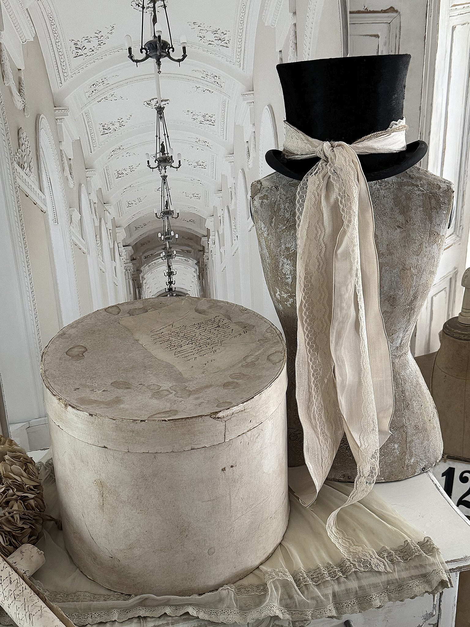 Wunderschöne Original-Hutschachtel aus Frankreich mit Zylinder – eleganter Vintage-Traum***