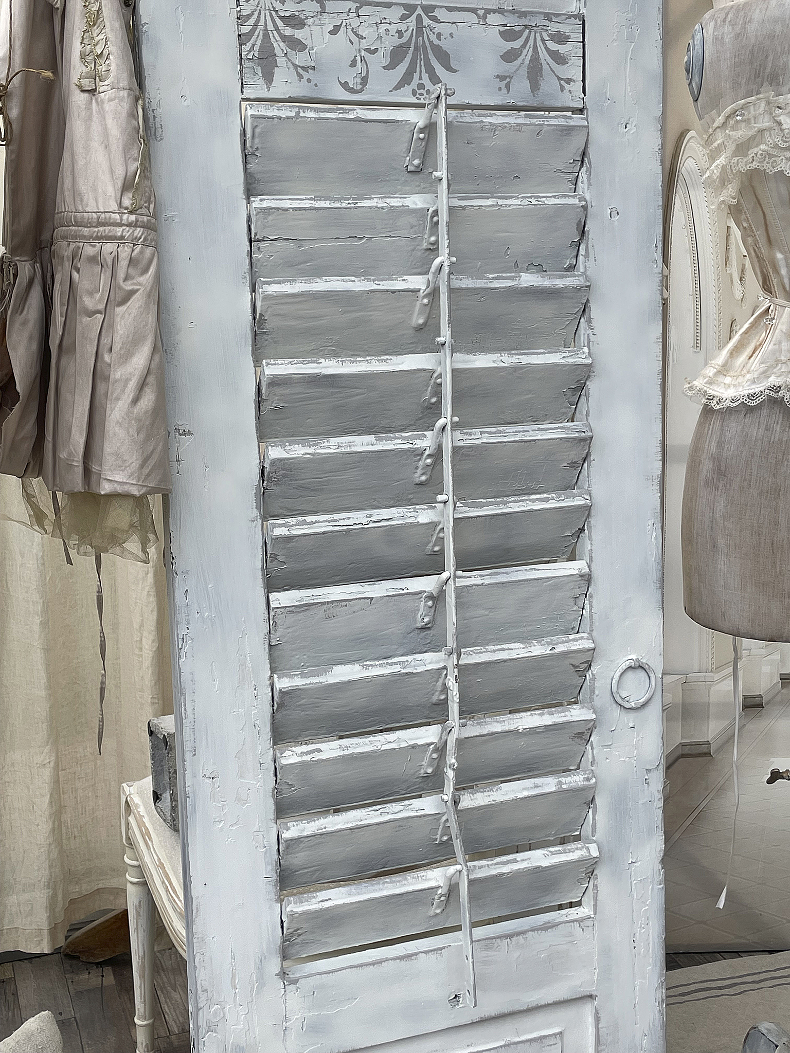 Weiße Holzjalousie; Vintage-Stil; Dekoration für Ihr Zuhause Detailaufnahme einer weißen Holzjalousie im Vintage-Stil, ideal für die Raumgestaltung