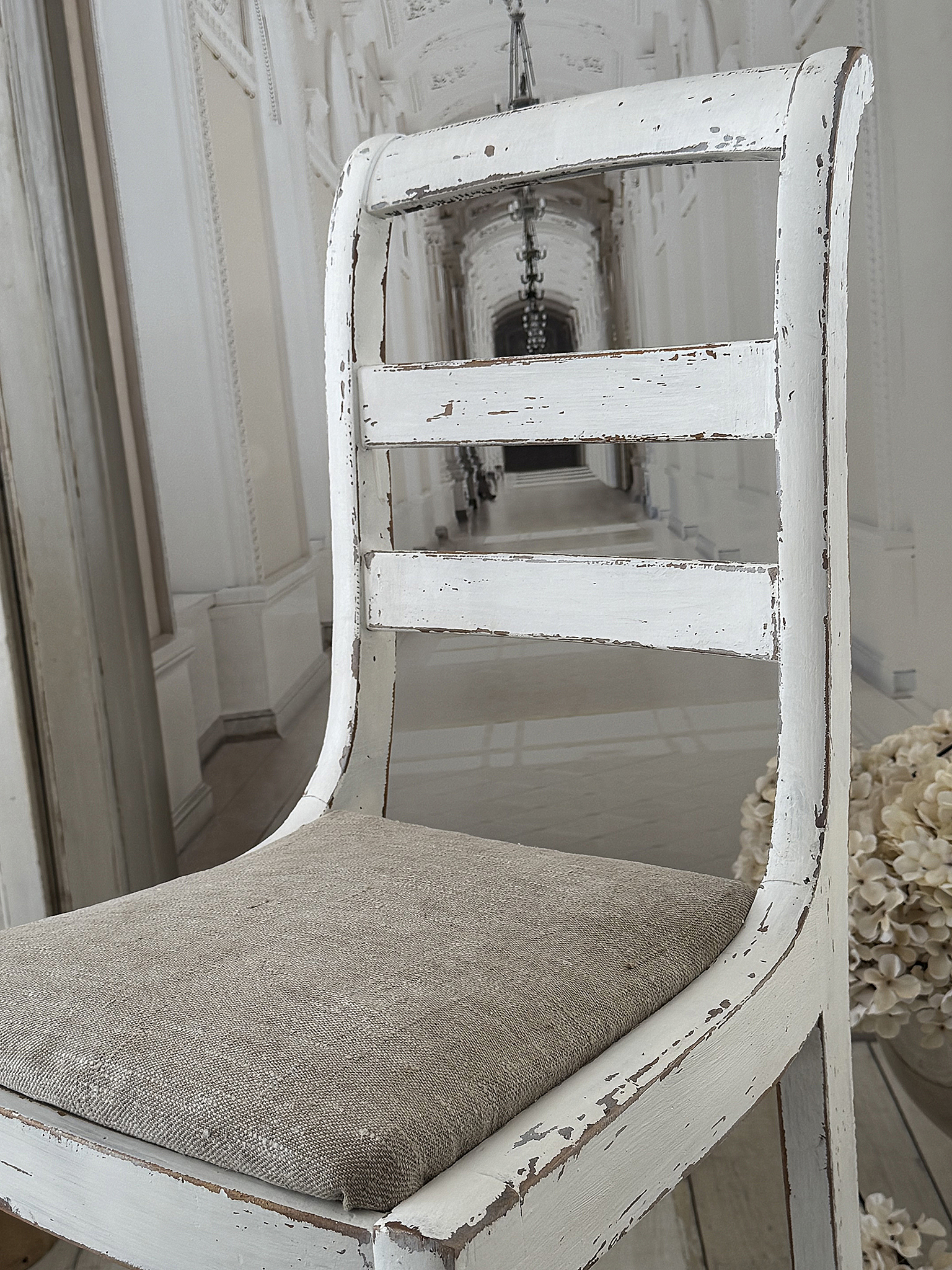 Antiker Holzstuhl – Shabby Chic in Mattweiß – Sitzpolster aus altem Leinen – Vintage Unikat***
