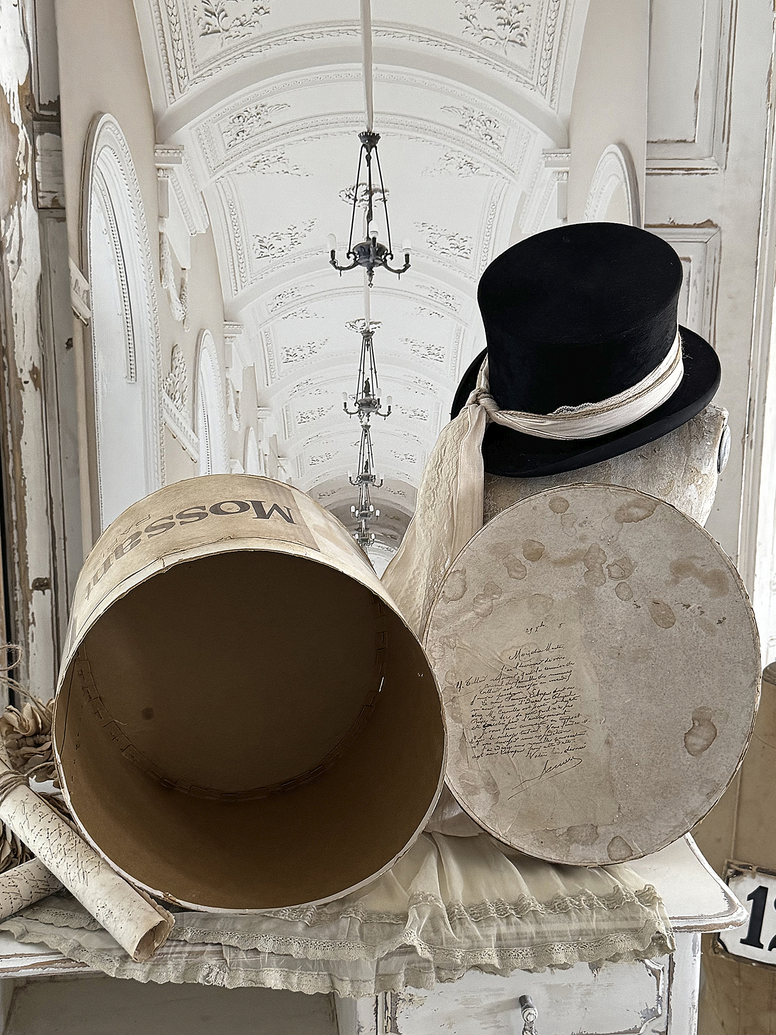 Wunderschöne Original-Hutschachtel aus Frankreich mit Zylinder – eleganter Vintage-Traum***