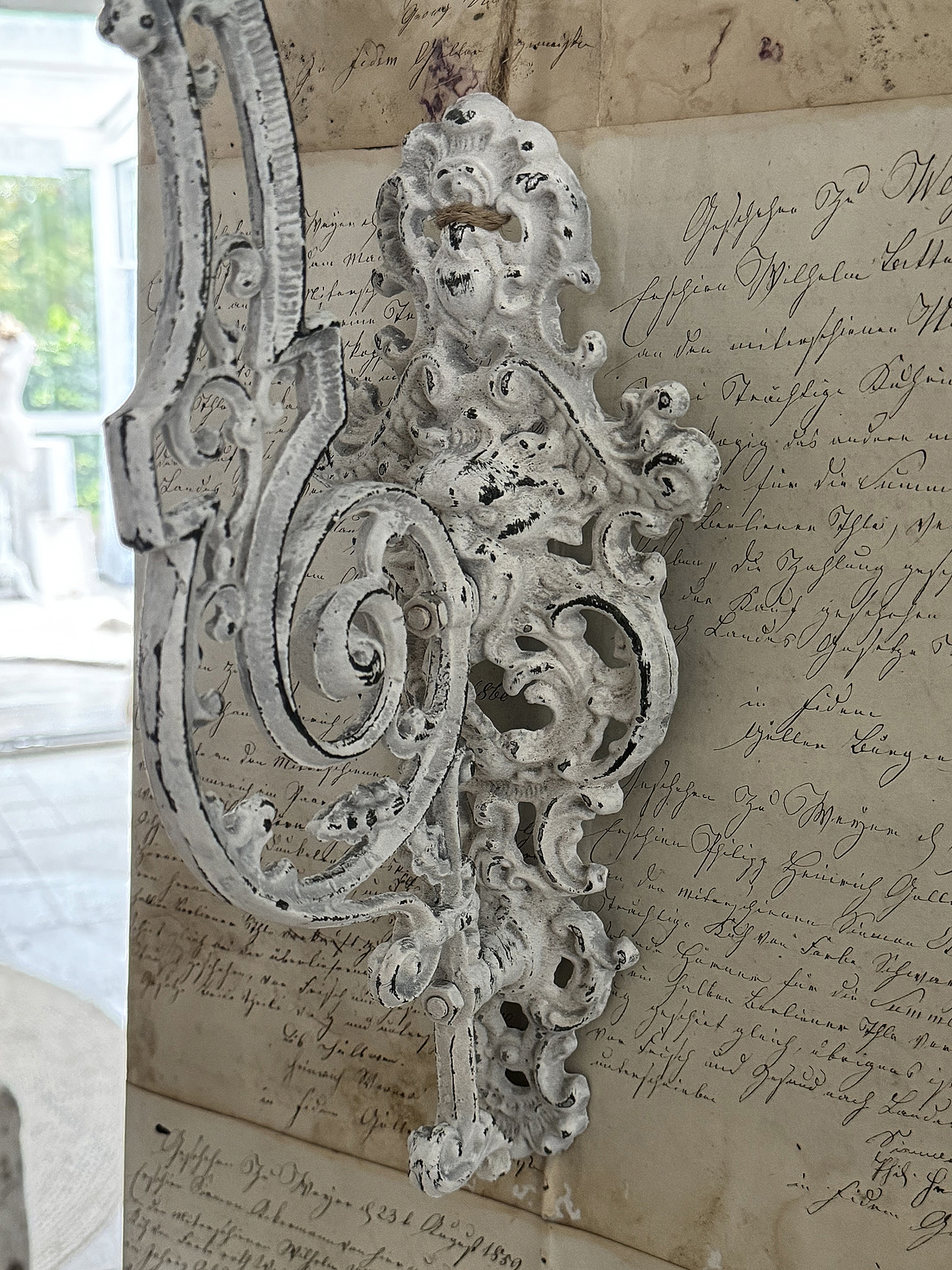  Alter Metallausleger im weißen Shabby-Kleid ***