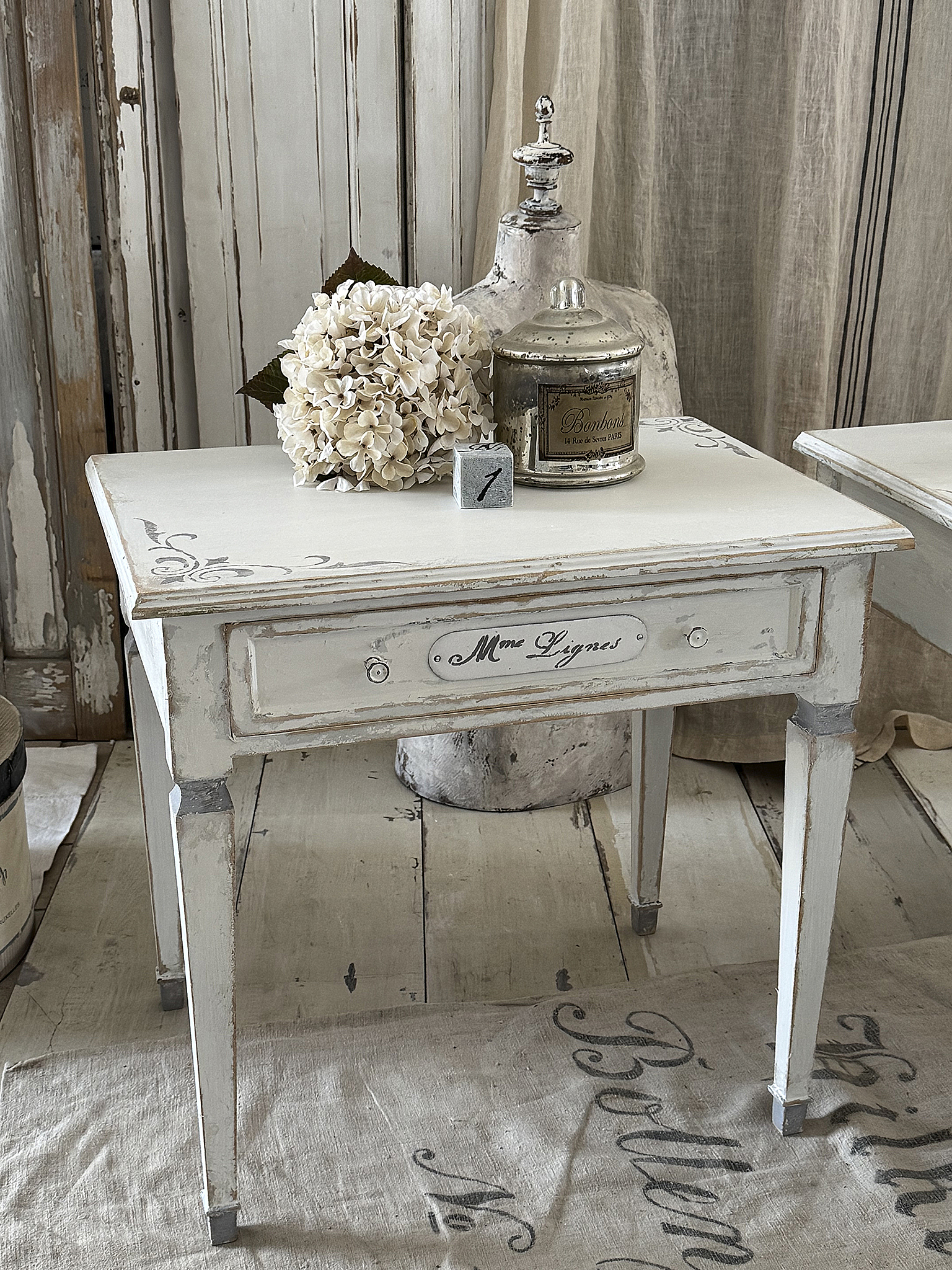 Charmantes Beistelltischchen „Madame Lignes“ im eleganten Shabby-Look***