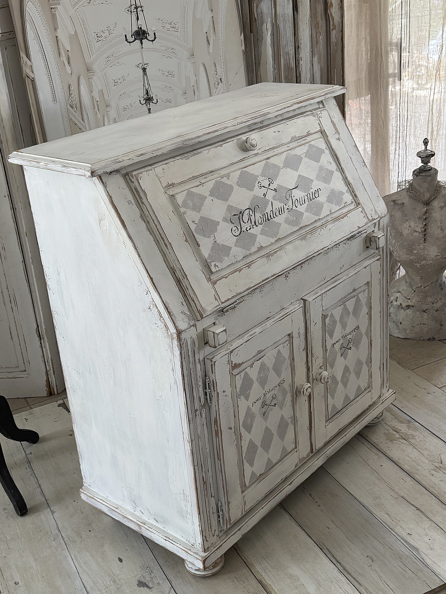 Alter Schranksekretär im mattweißen Shabby-Chic – funktionales Unikat mit französischem Charme***
