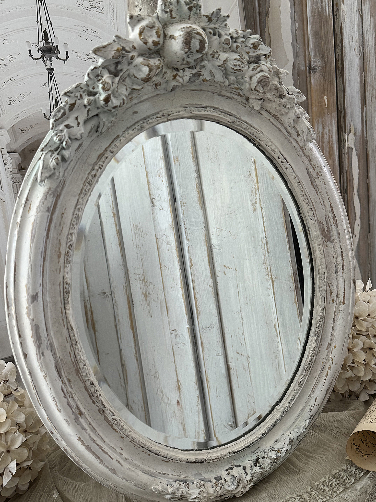 Alter ovaler Vintage-Spiegel im weißen Shabby-Kleid – romantisches Schmuckstück mit viel Charme***