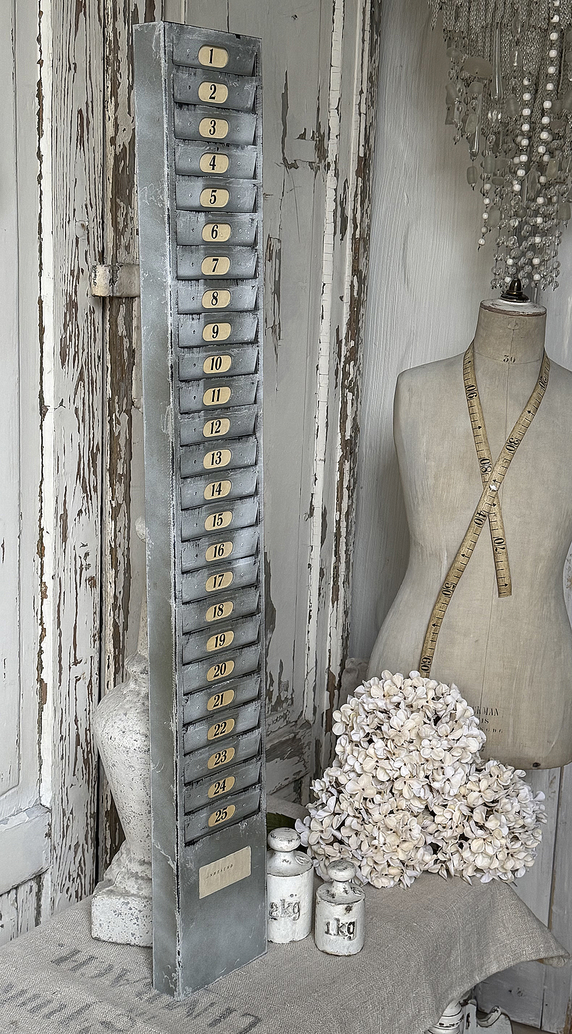 Alter Stempelkartenhalter – authentischer Charme vergangener Zeiten***