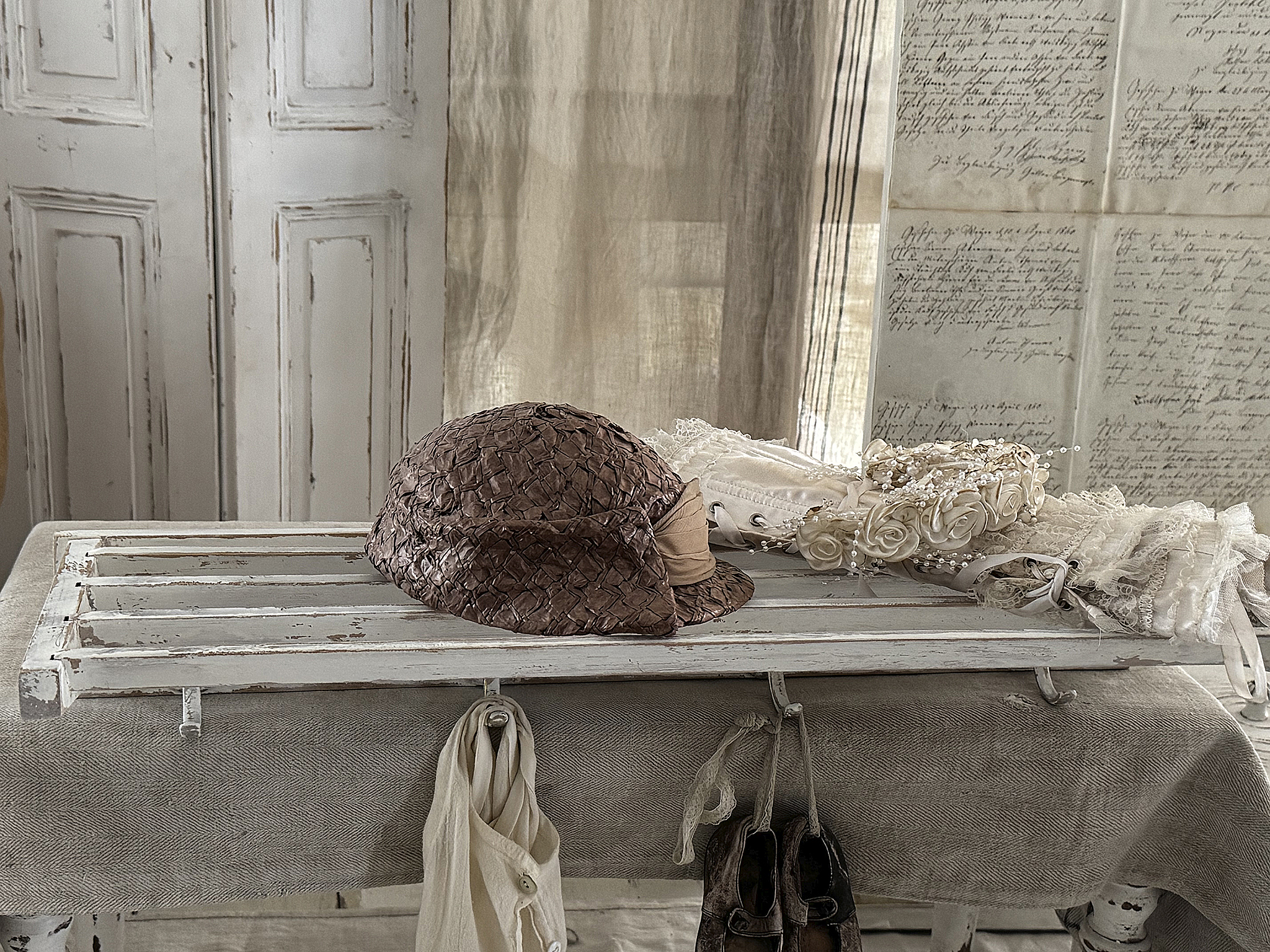 Altes Garderobenregal mit Ablage***