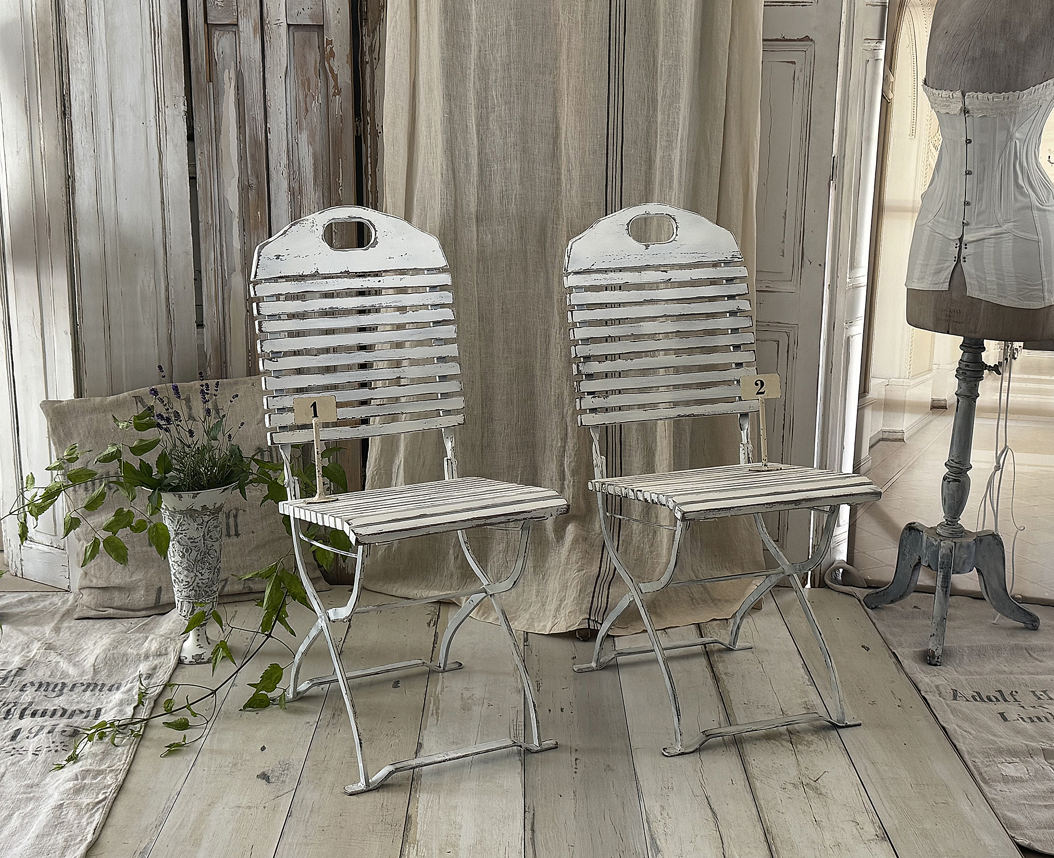 Charmante ältere Gartenstühle im mattweißen Shabby-Chic***