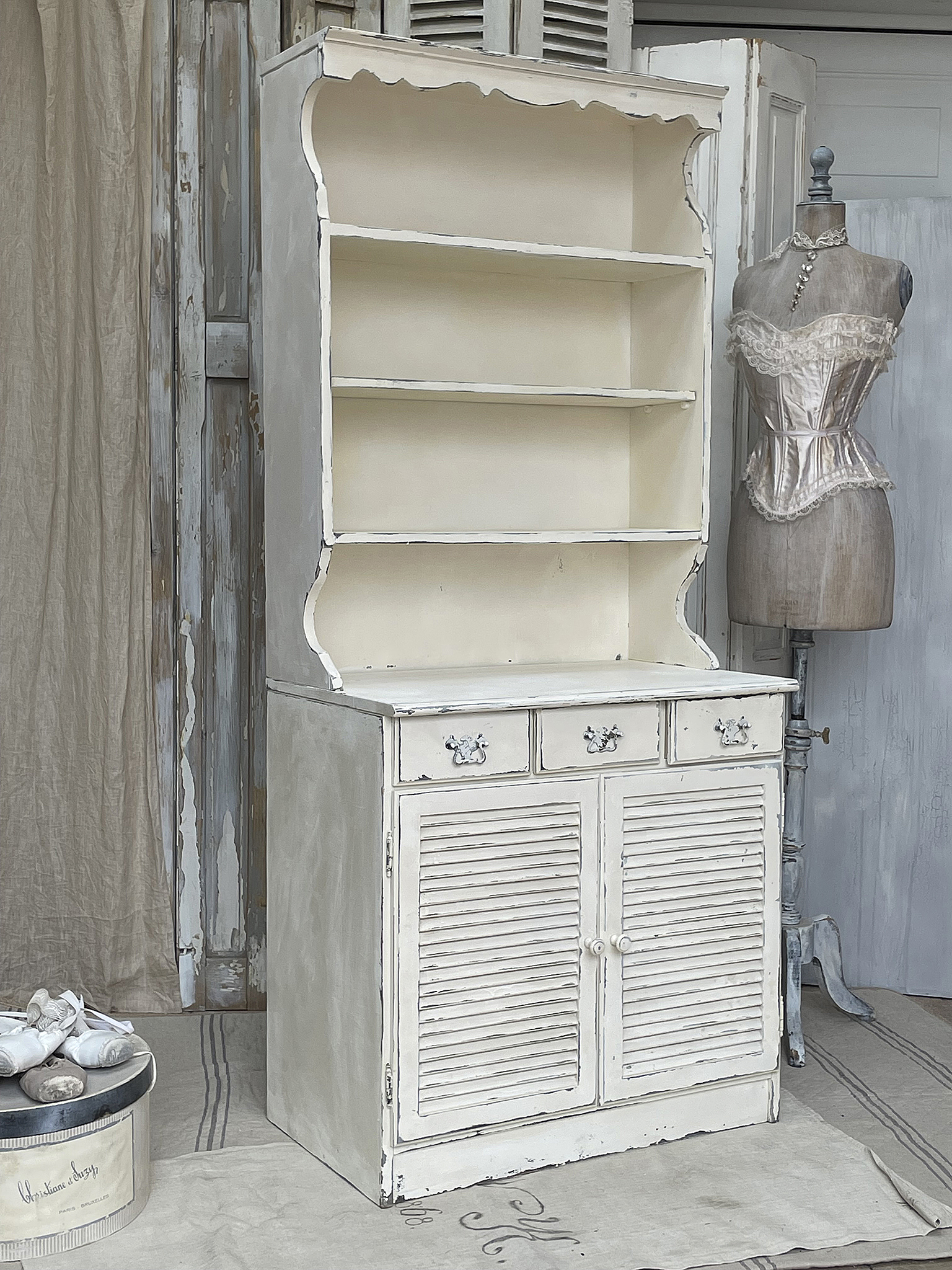 Alter zierlicher Buffet-Shabbyschrank aus Frankreich 2*** Alter zierlicher Buffet-Shabbyschrank aus Frankreich 2***