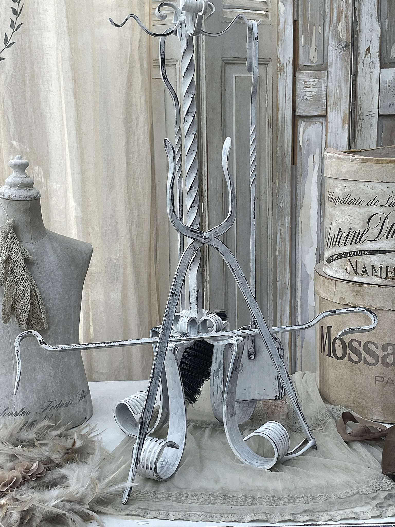 Eleganter Kleiderständer aus Metall im Vintage-Stil Metall-Kleiderständer mit dekorativen Details und weißer Patina