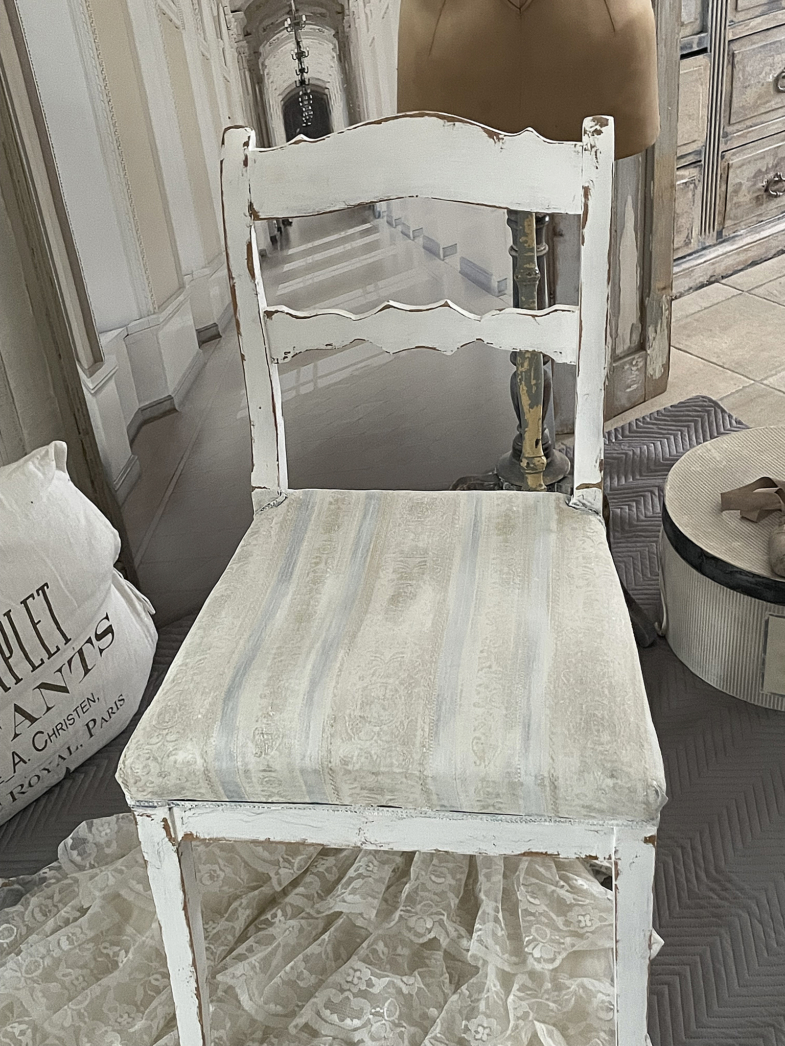 Antiker eleganter Biedermeier Stuhl mit Polster