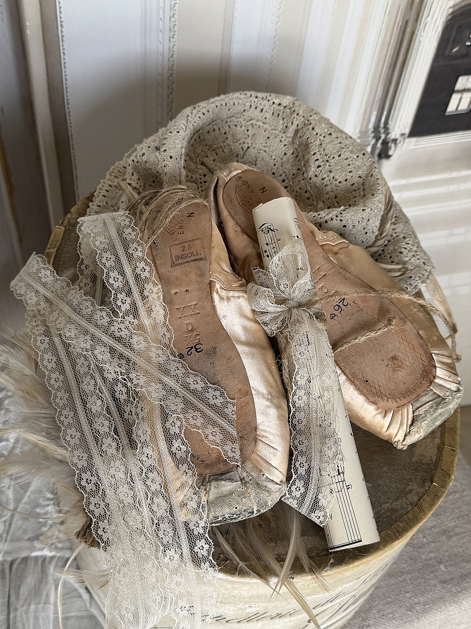 Reizende alte Spitzenschuhe – Poesie in zartem Vintage-Rosé***