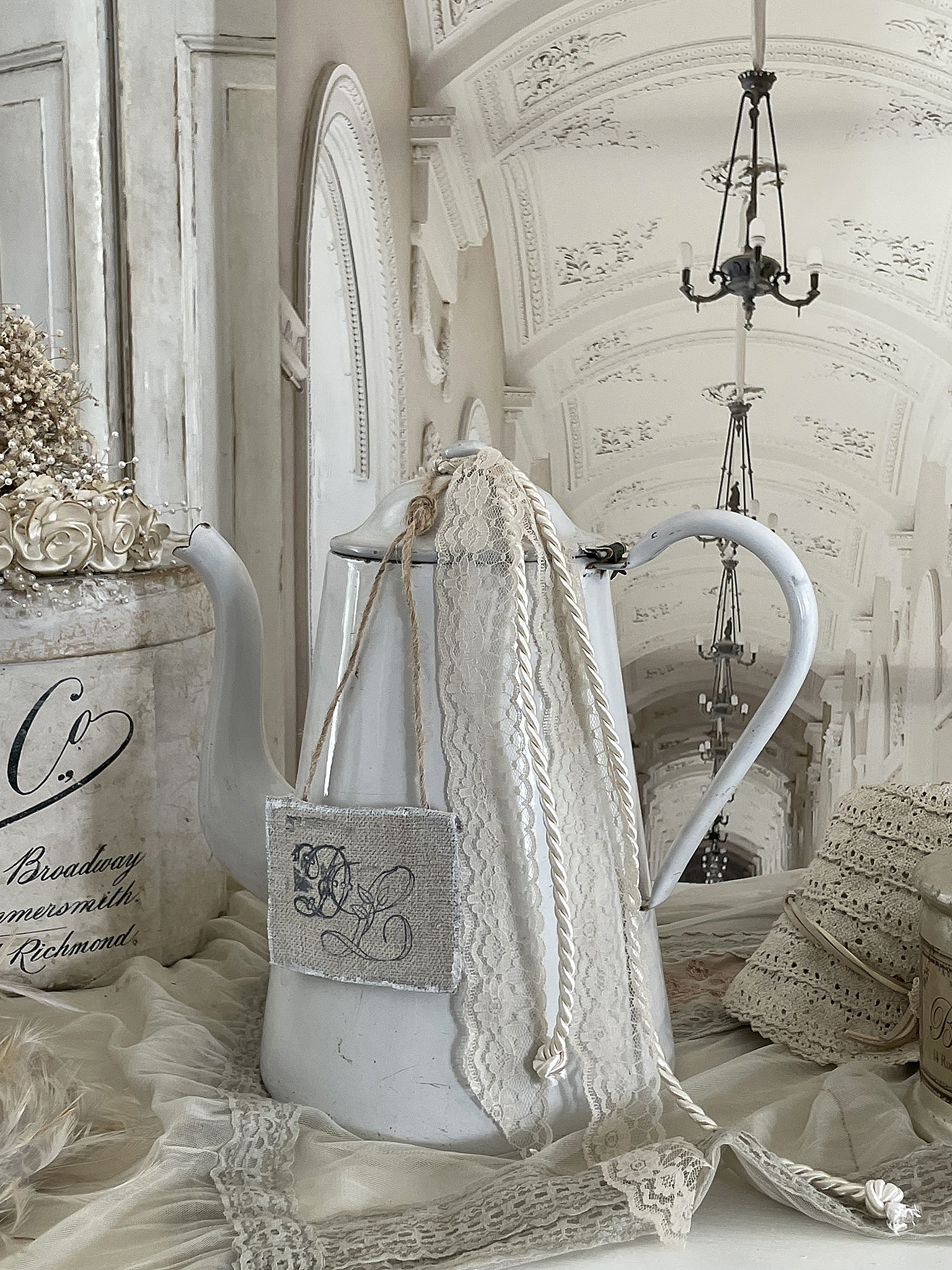 Große weiße Emaille-Kanne mit Vintage-Deko*** Große weiße Emaille-Kanne mit Vintage-Deko***