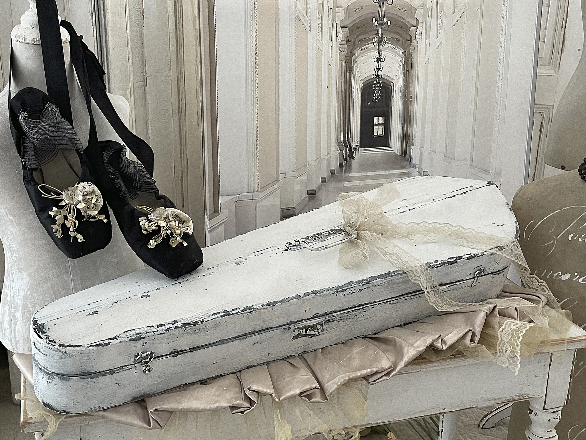 Stilvolle Ballettschuhe mit floraler Dekoration neben einer geschmückten Schatulle in einem klassischen Interieur